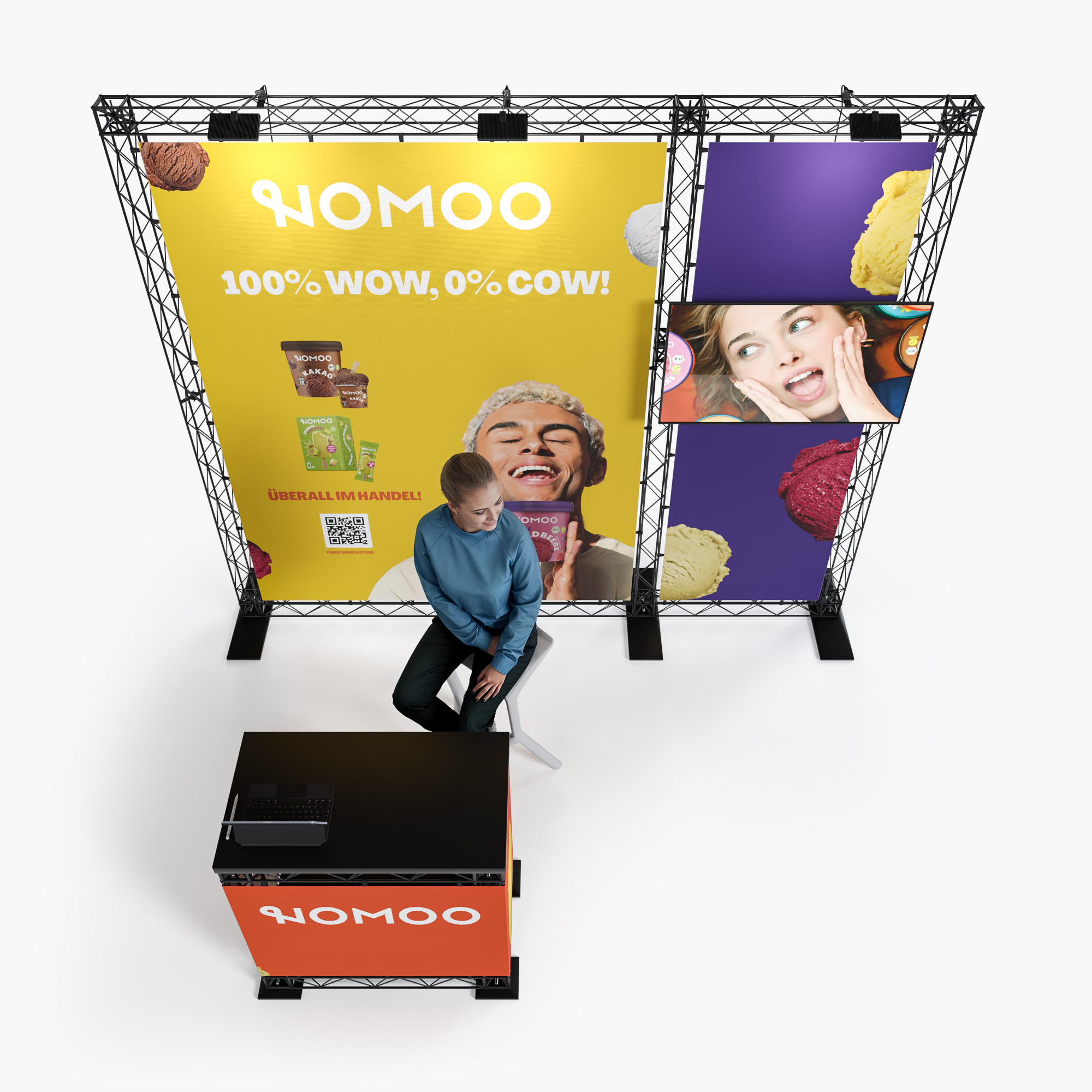 Ein Mann sitzt an einem Schreibtisch mit einem Laptop vor einem Messestand von DATABAU ENGINEER. Zwei große Banner hinter ihm zeigen Menschen, die an digitalen Entwürfen arbeiten. Der Text lautet: Netzausbau beginnt am Schreibtisch.