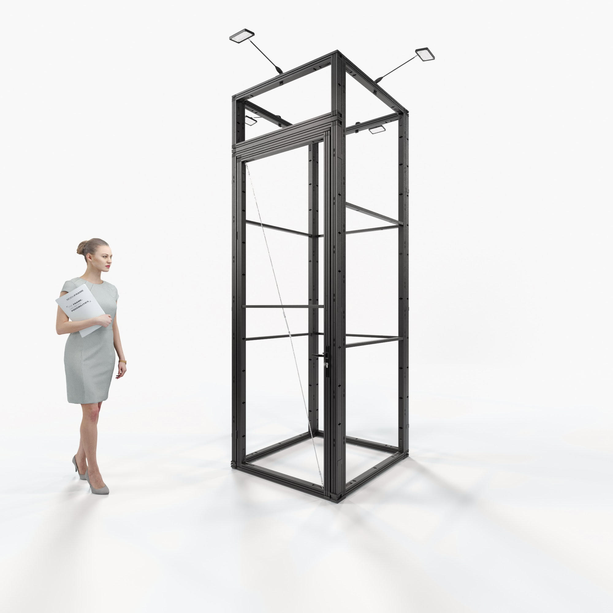 Eine Frau in einem grauen Kleid steht in einem modernen, geräumigen Raum mit großen Fenstern und blickt auf eine schwarze, metallgerahmte Glasstruktur in der Mitte des Raumes, in der sie eine Mappe mit der Aufschrift Businessplan hält.