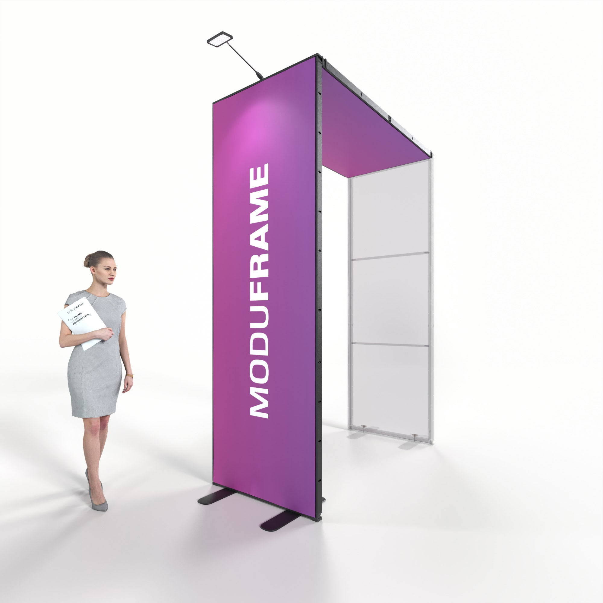 Eine Frau in einem grauen Kleid steht in einem modernen, hellen Büroraum, hält Papiere in der Hand und schaut auf einen hohen schwarzen Kiosk mit roten Akzenten und einem roten Vordach. Große Fenster geben den Blick auf eine Stadtlandschaft frei.