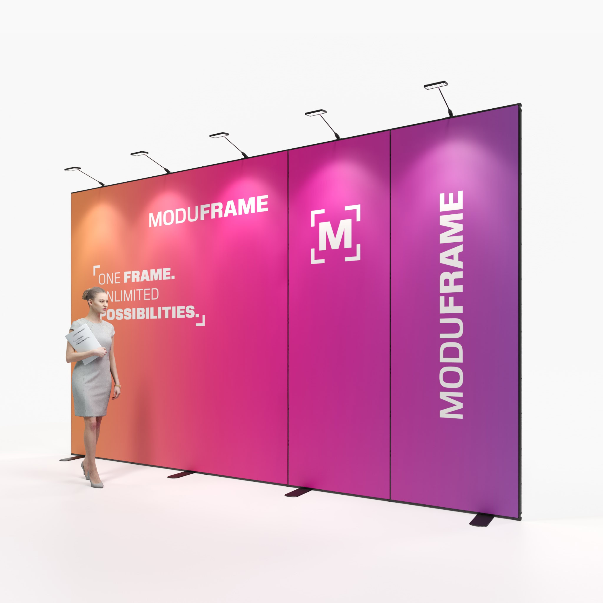 Eine Frau in Geschäftskleidung steht in einem modernen, geräumigen Raum und blickt auf eine große, schwarze modulare Ausstellungswand mit auffälligen roten, weißen und grauen Grafiken und der Aufschrift MODUFRAME. EIN RAHMEN. UNBEGRENZTE MÖGLICHKEITEN.