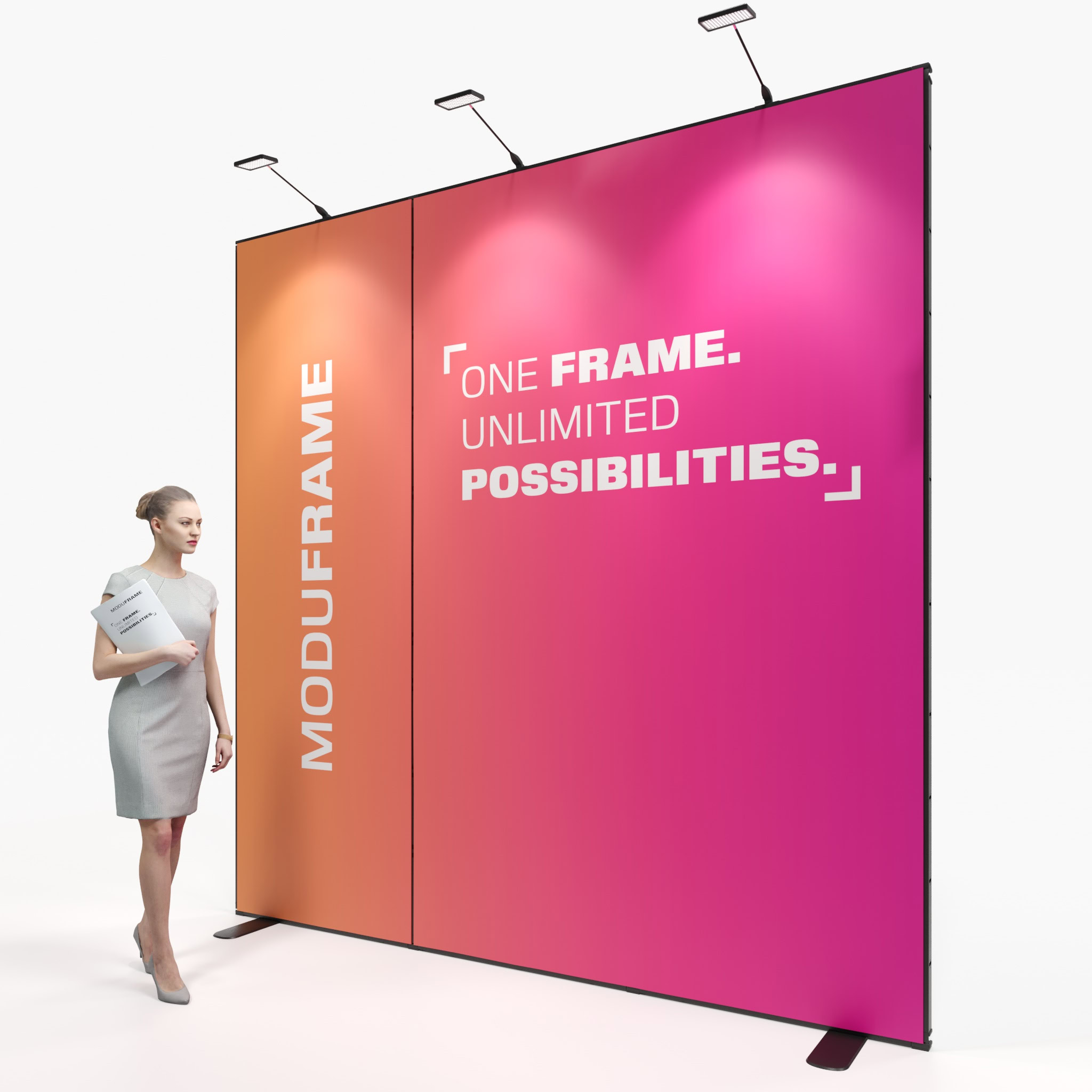 Eine Frau in einem grauen Kleid, die Papiere in der Hand hält, steht in einem modernen, geräumigen Büro neben einer großen schwarzen Anzeigetafel mit weißer und roter Schrift: MODUFRAME. EIN RAHMEN. UNBEGRENZTE MÖGLICHKEITEN.