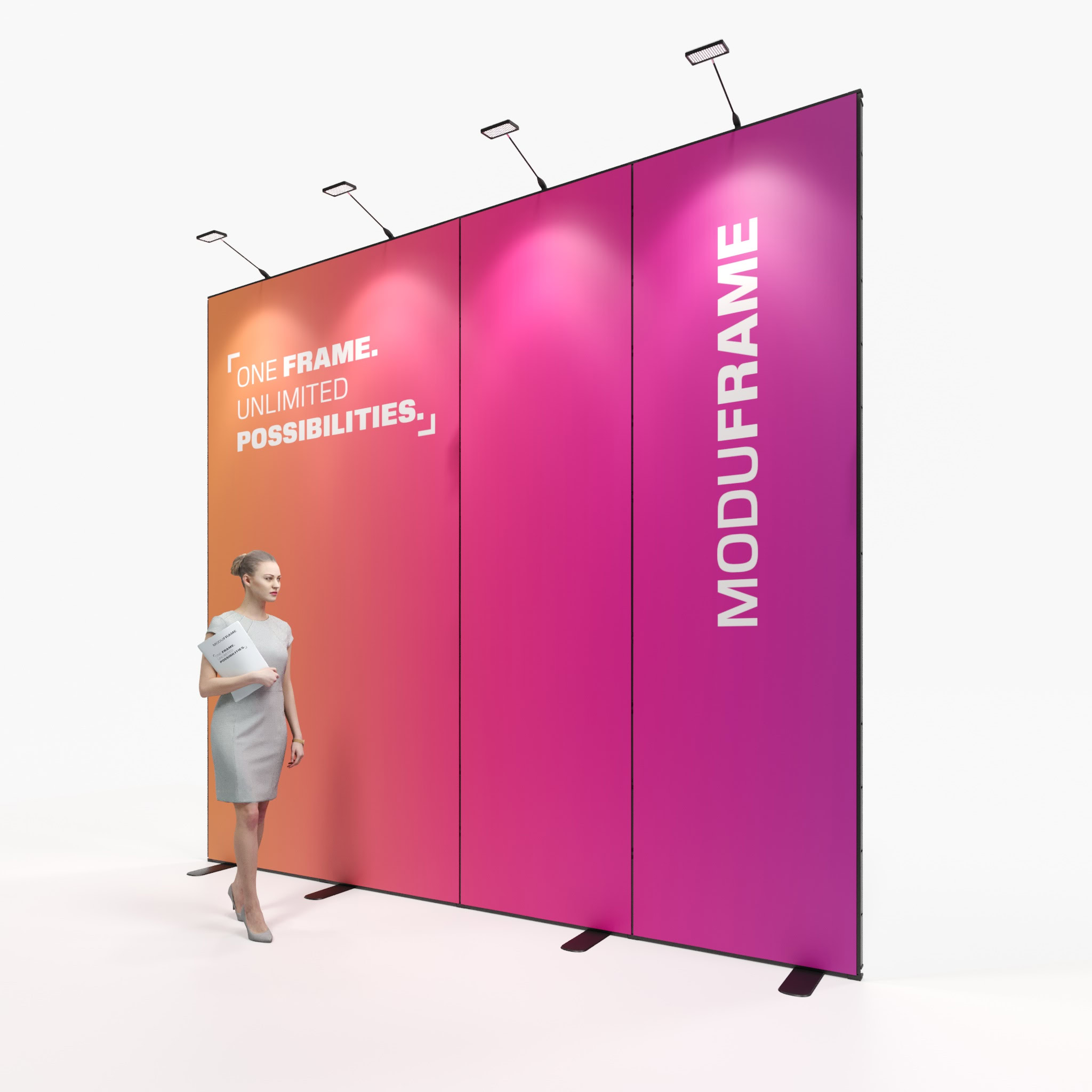 Eine Frau in Geschäftskleidung steht vor einer großen, modernen schwarzen Ausstellungswand mit geometrischen Linien und der Aufschrift "MODUFRAME. EIN RAHMEN. UNBEGRENZTE MÖGLICHKEITEN." in einem hellen, offenen Büroraum mit großen Fenstern.