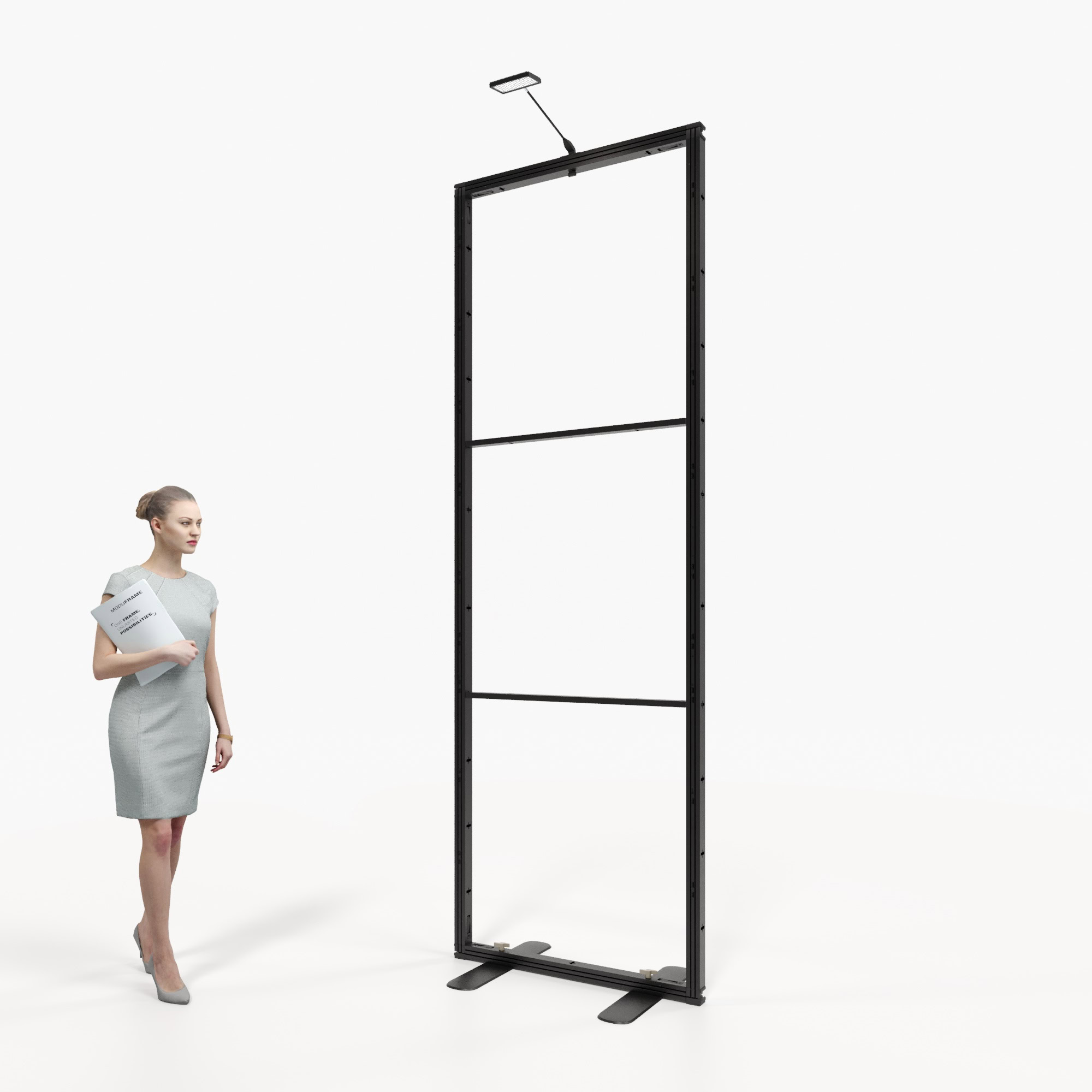 Eine Frau in einem grauen Kleid, die Papiere in der Hand hält, steht in einem modernen, geräumigen Büro mit großen Fenstern und minimalistischem Dekor. Sie steht vor einem hohen, schwarzen Metallrahmen, der in der Mitte des weißen Fußbodens steht.