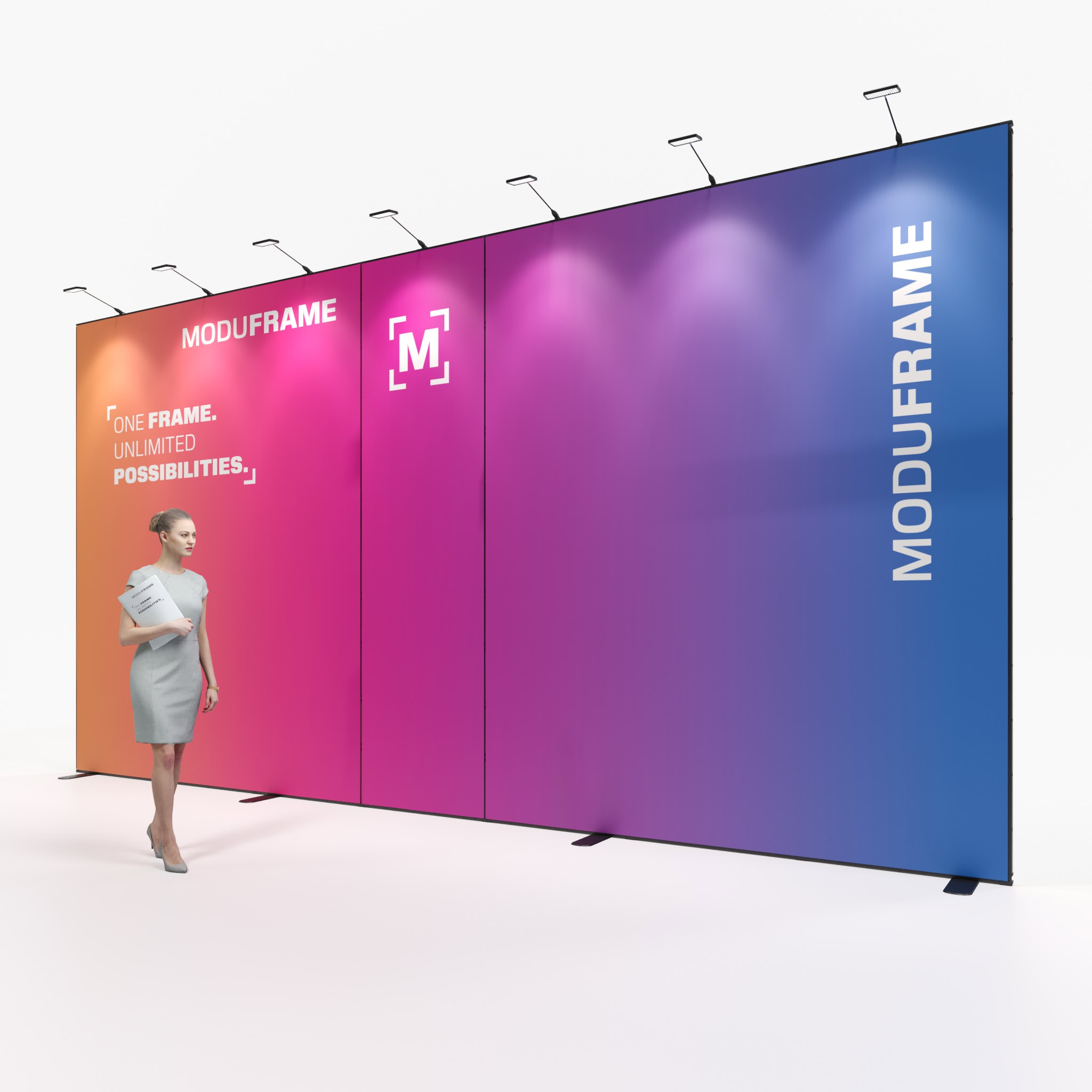 Eine Frau steht vor einem großen schwarzen, modularen Display mit weißen und roten geometrischen Akzenten, fettgedrucktem Text und moderner Beleuchtung in einem geräumigen, zeitgenössischen Büroumfeld.