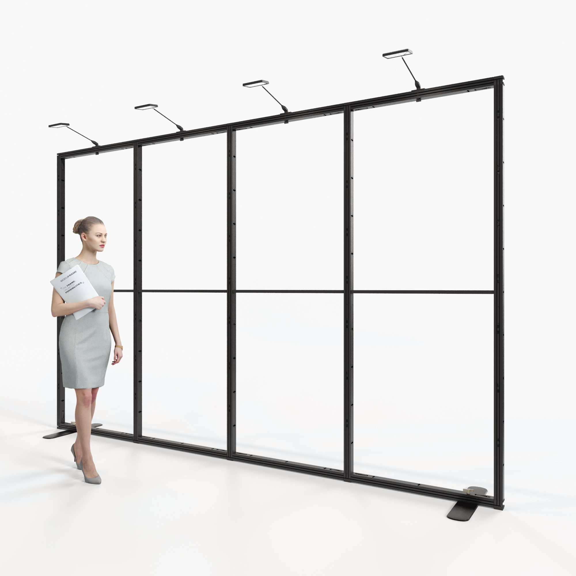 Eine Frau in Geschäftskleidung hält Dokumente und steht in einem modernen, minimalistischen Büro mit großen Fenstern und einer transparenten Glastrennwand. Natürliches Licht füllt den großen Raum.
