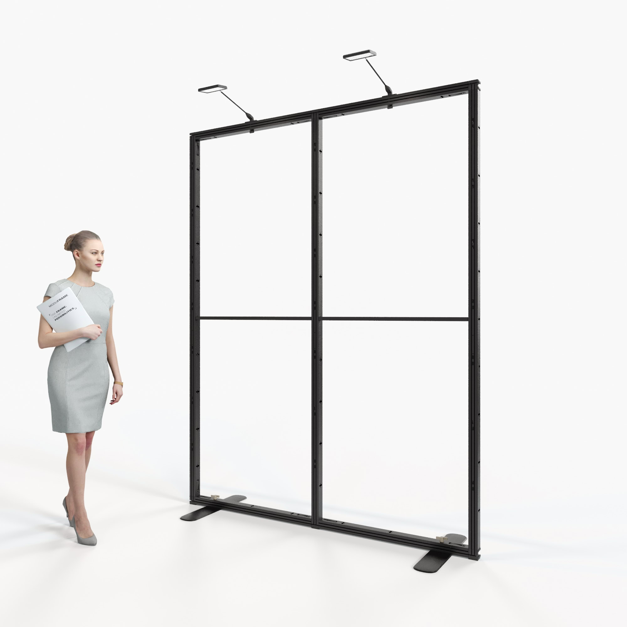 Eine Frau in einem hellgrauen Kleid und hochhackigen Schuhen steht in einem modernen, hellen Büroraum und blickt auf eine große, transparente Trennwand, die auf dem weißen Boden neben hohen Fenstern steht. In ihrer linken Hand hält sie Dokumente.