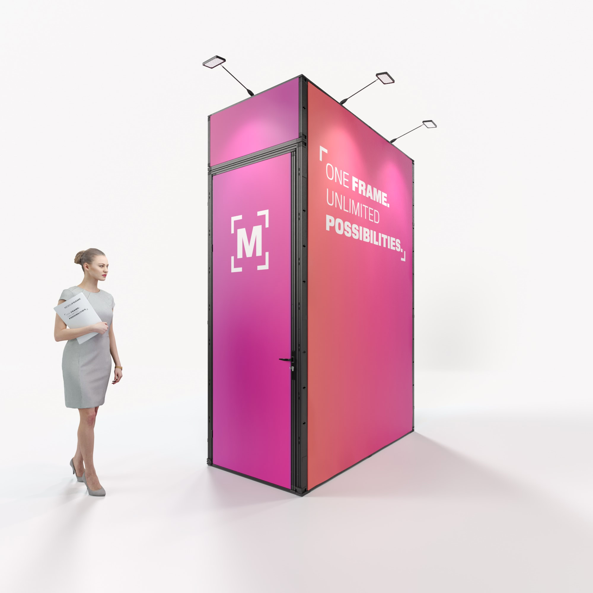 Eine Frau in einem grauen Kleid steht in einem modernen, hellen Büroraum und blickt auf ein großes schwarzes rechteckiges Display mit dem Text MODUFRAME ONE FRAME UNLIMITED POSSIBILITIES und grafischen roten und weißen Akzenten.