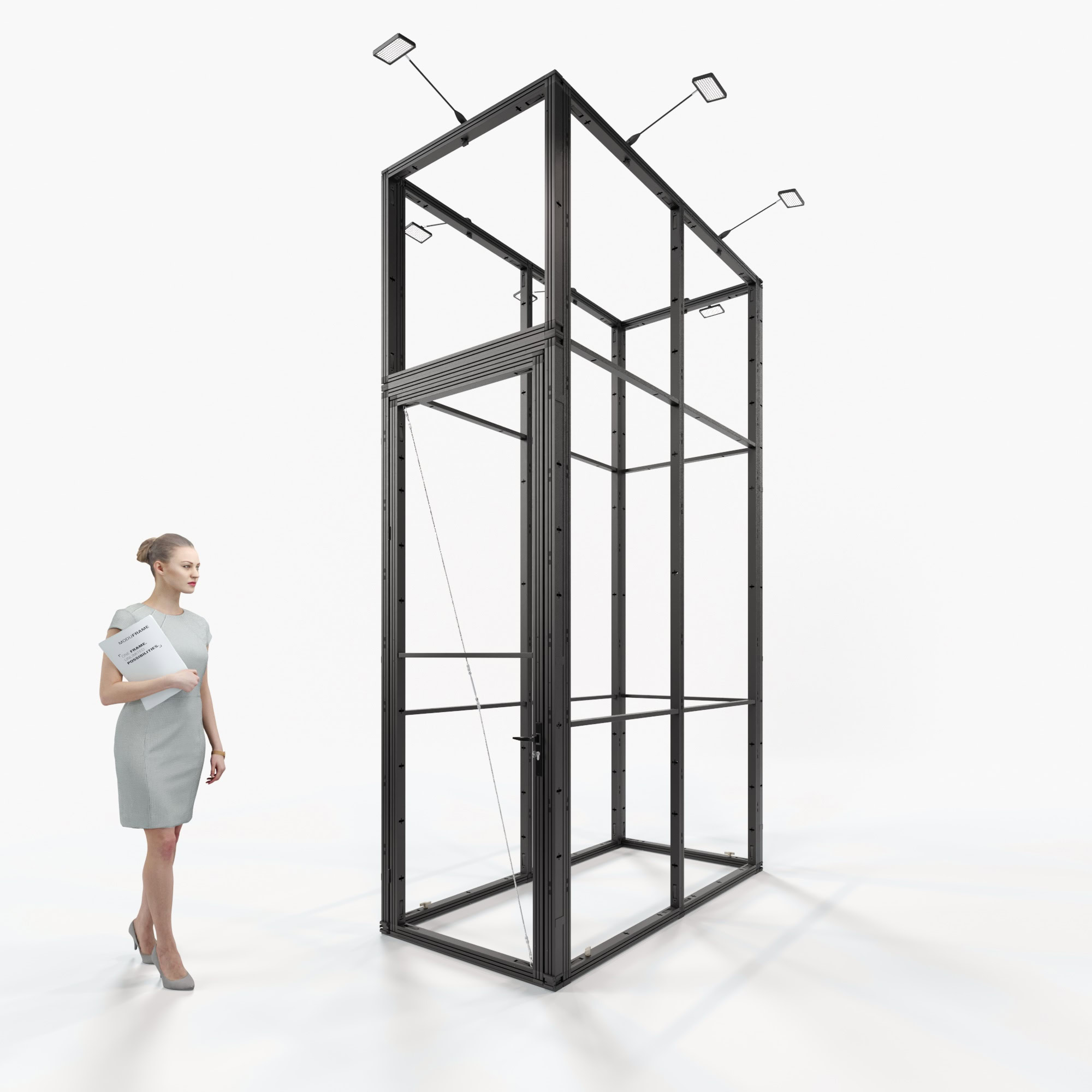 Eine Frau in weißem Oberteil und grauem Rock steht in einem modernen, hellen Raum und blickt auf eine hohe, offene schwarze Metallrahmenkonstruktion. Große Fenster geben den Blick auf eine urbane Stadtlandschaft frei.