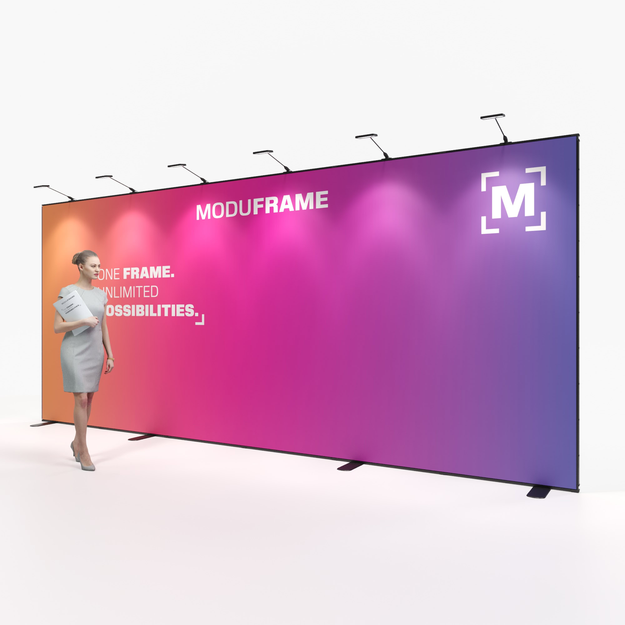 Eine Frau in Geschäftskleidung steht neben einer großen schwarzen Ausstellungswand mit fetter weißer und roter Schrift: Moduframe. Ein Rahmen. Unbegrenzte Möglichkeiten. in einem modernen, geräumigen Raum mit großen Fenstern und geometrischen Lichtern.