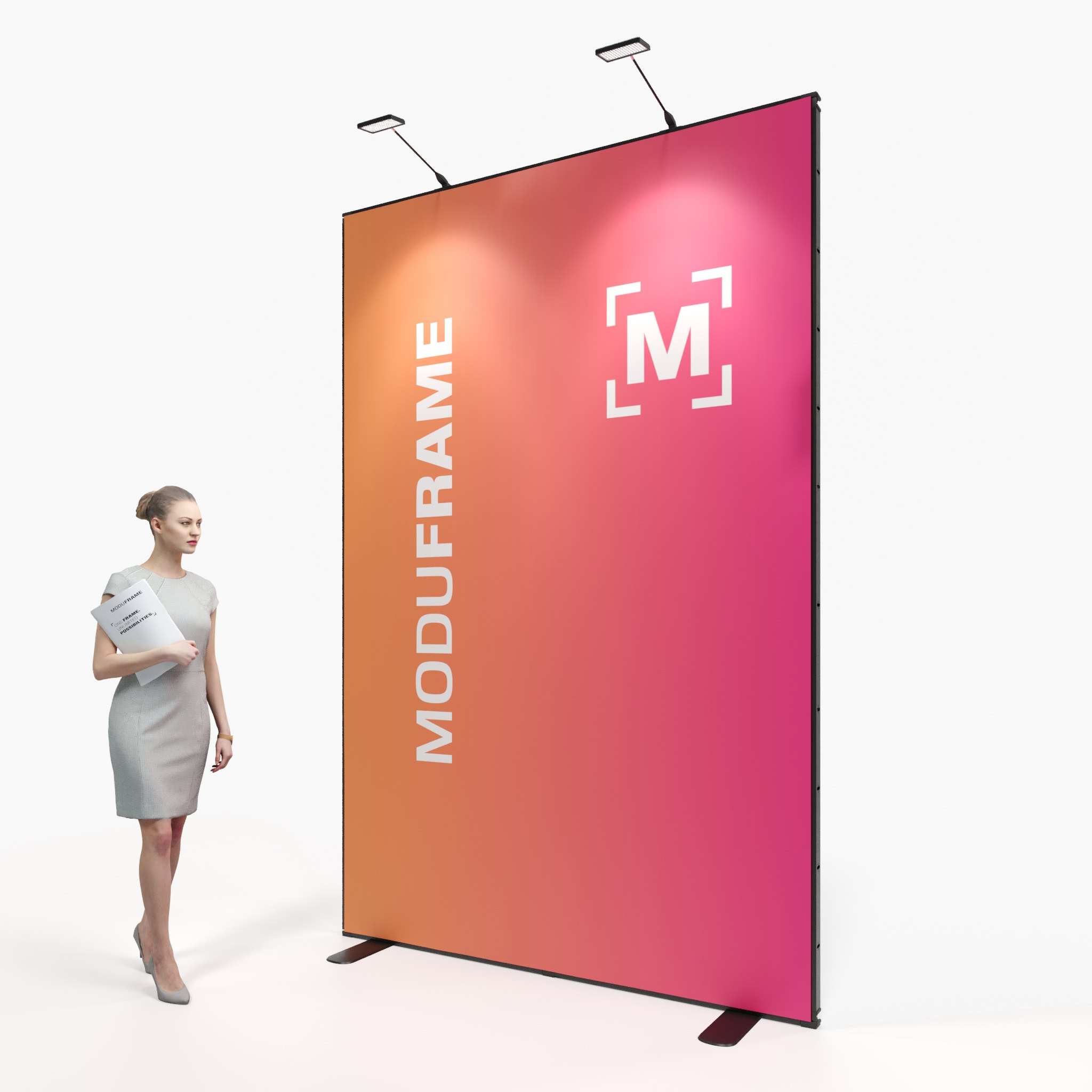 Eine Frau in einem grauen Kleid steht in einem modernen Ausstellungsraum und liest eine hohe schwarze Anzeigetafel mit fetter weißer und roter Schrift, auf der steht: MODUFRAME. EIN RAHMEN. UNBEGRENZTE MÖGLICHKEITEN. Große Fenster säumen den Hintergrund.