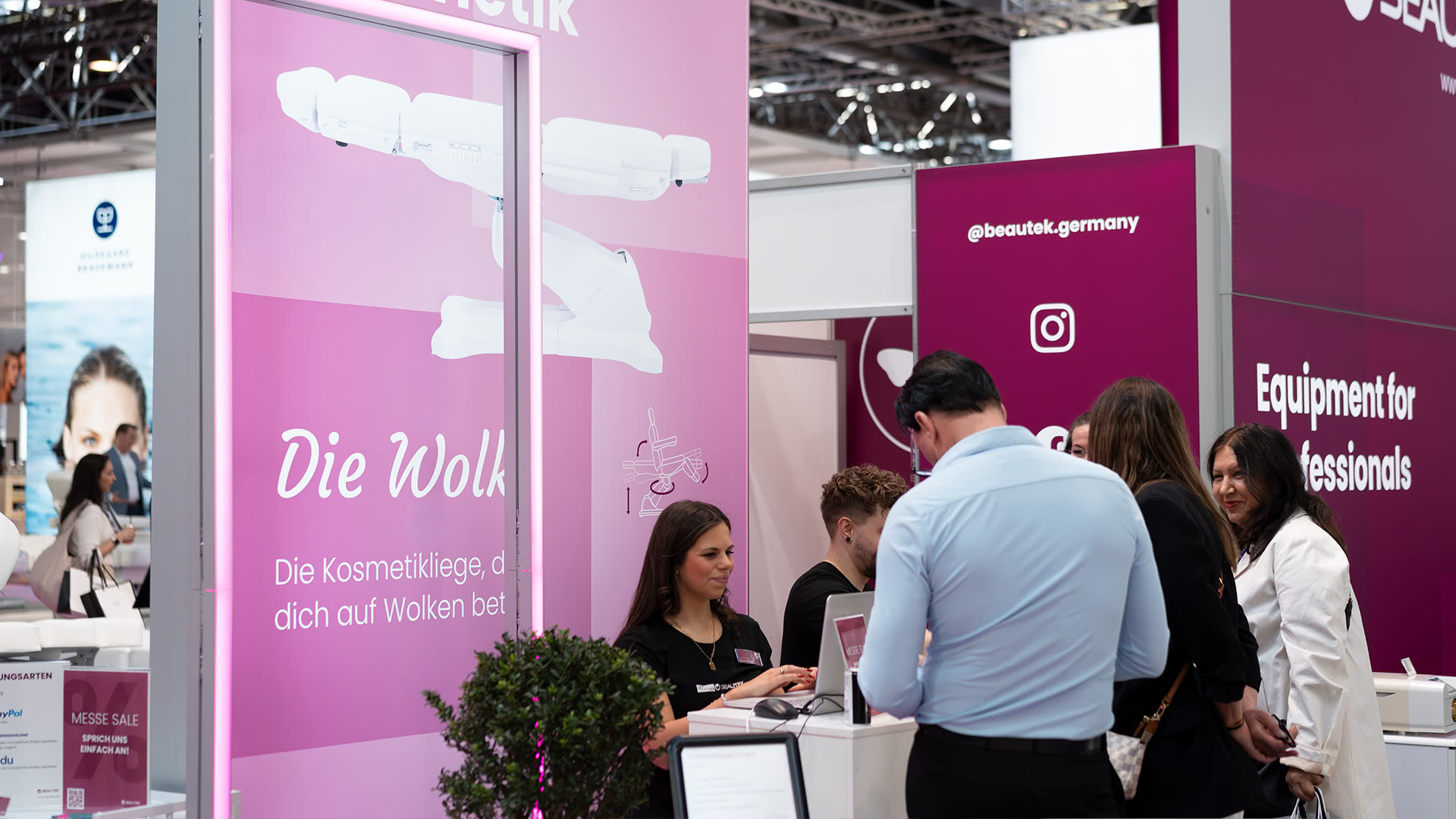 Beautek GmbH auf der BEAUTY Düsseldorf 2025: LED-Messestand mit klarer Markeninszenierung