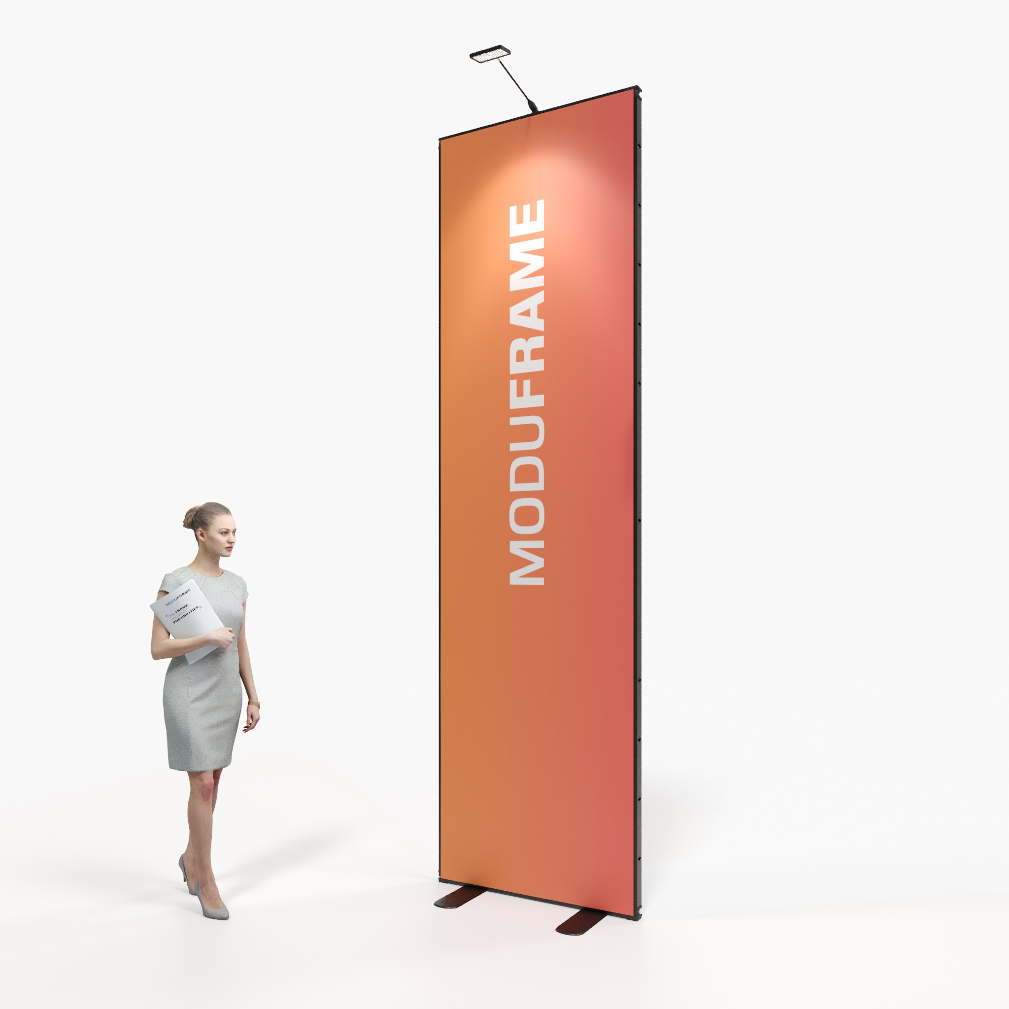 Eine Frau in einem grauen Kleid steht in einem geräumigen, modernen Raum mit großen Fenstern und blickt auf ein hohes schwarzes Display mit der Aufschrift MODUFRAME. Der Raum hat weiße Wände, hohe Decken und eine industrielle Beleuchtung.