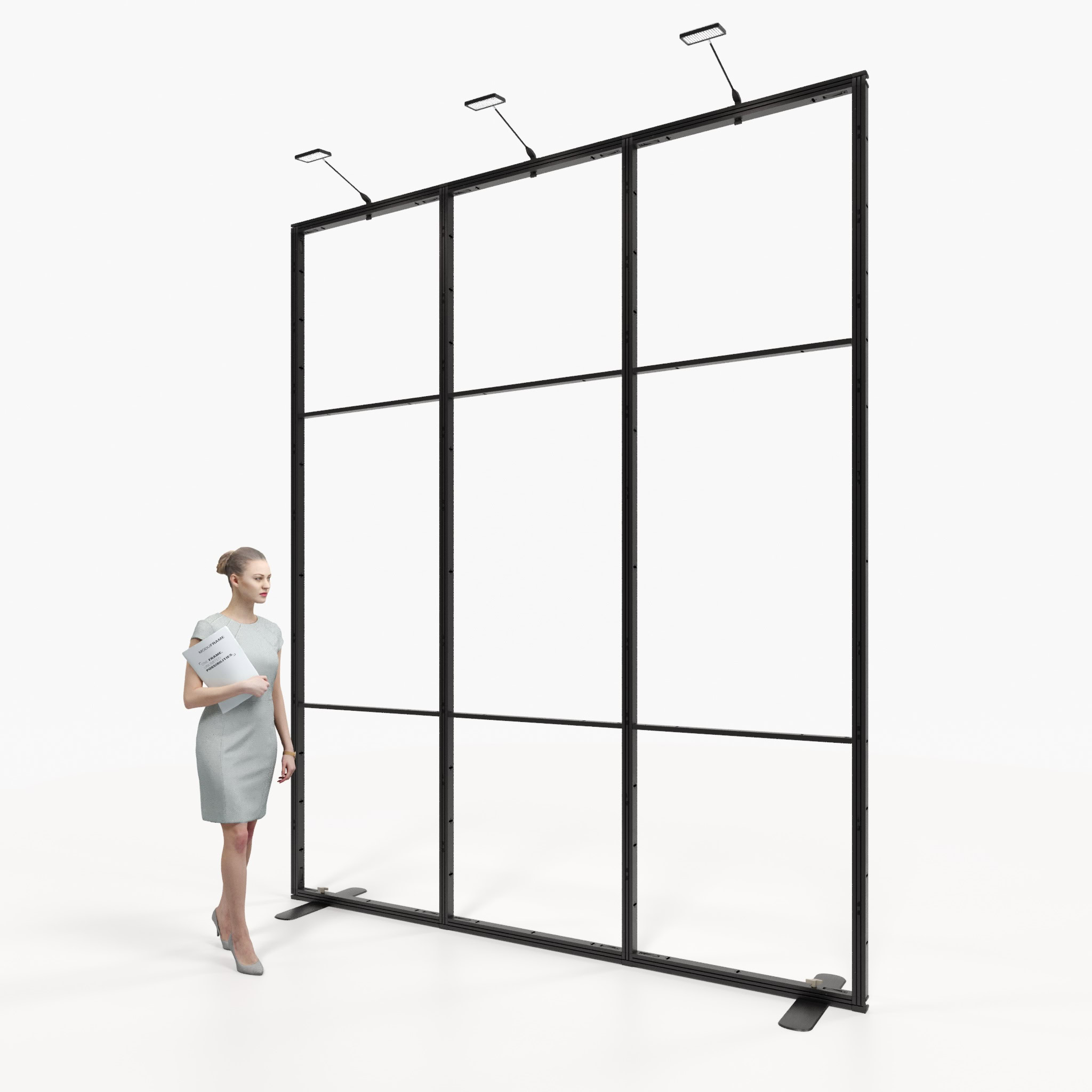 Eine Frau in Geschäftskleidung steht in einem modernen, geräumigen Büro mit großen Fenstern und geometrischen Deckenleuchten und blickt auf eine hohe, schwarze, rechteckige Metallrahmenkonstruktion.