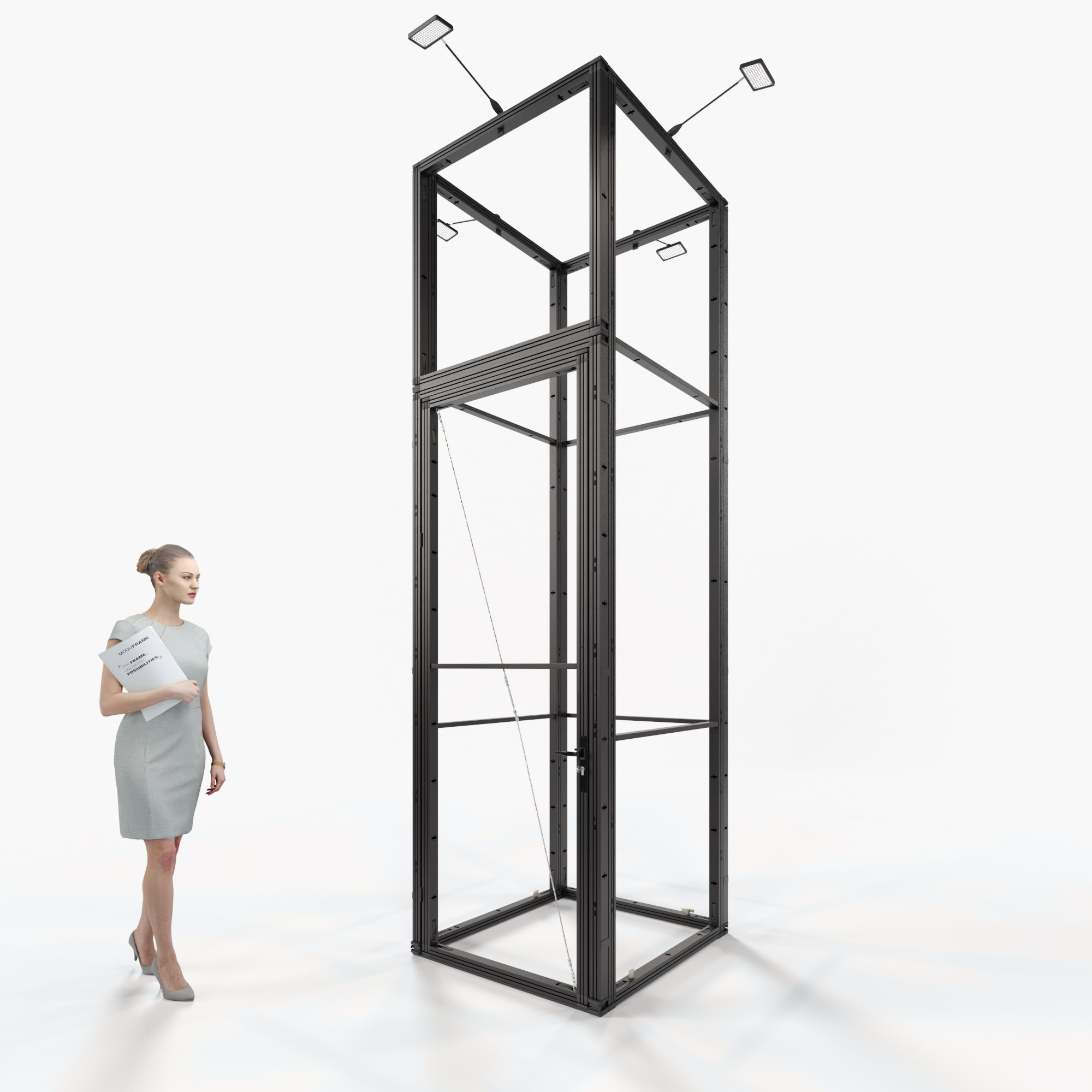 Eine Frau in Geschäftskleidung steht in einem modernen, geräumigen Raum mit großen Fenstern und blickt auf eine hohe, leere schwarze Metallkonstruktion in der Mitte des Raumes.