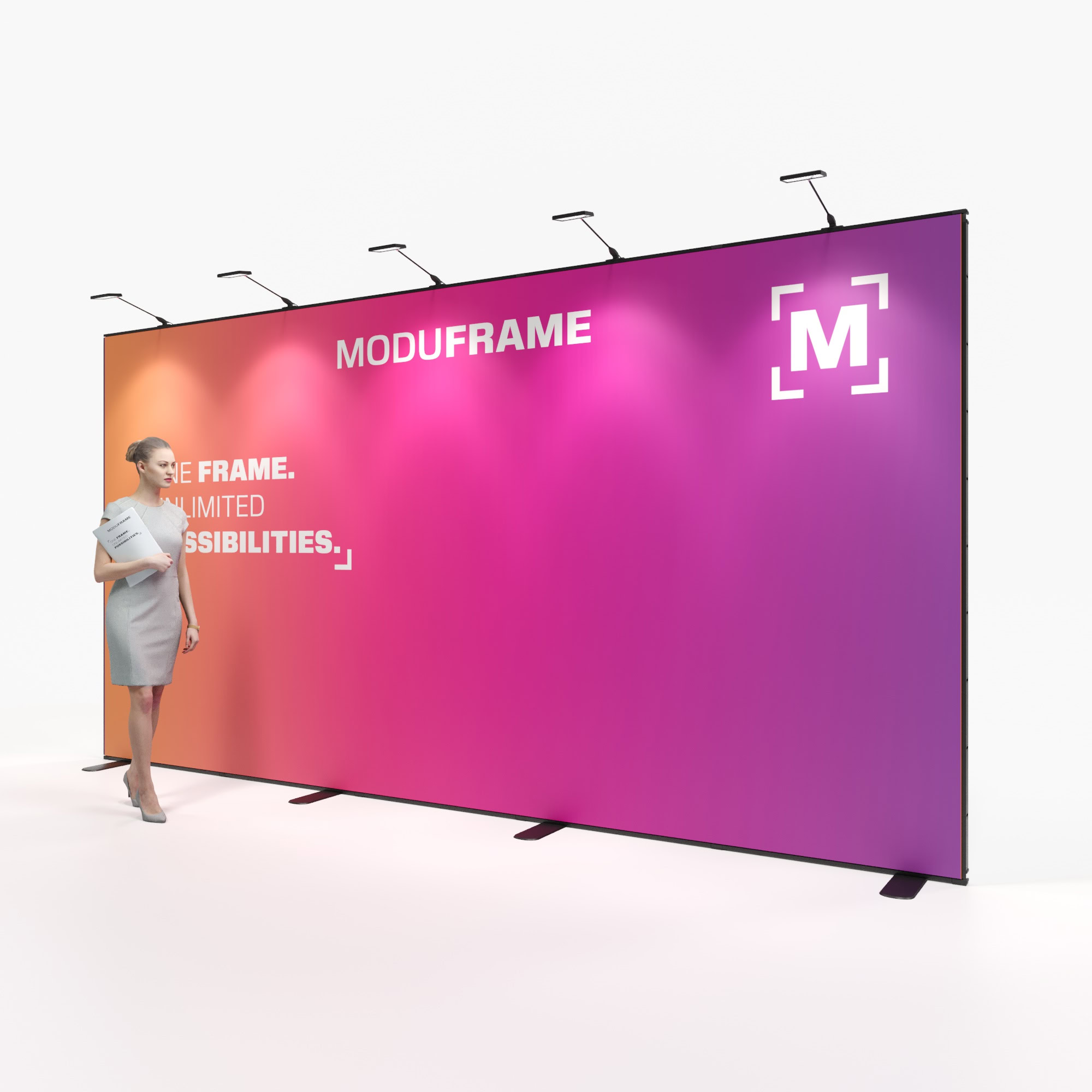 Eine Frau steht in einem modernen Industrieraum und blickt auf ein großes schwarzes Ausstellungsdisplay mit fettgedruckter roter, weißer und grauer Schrift und geometrischen Mustern, das für MODUFRAME mit dem Slogan Ein Rahmen wirbt.