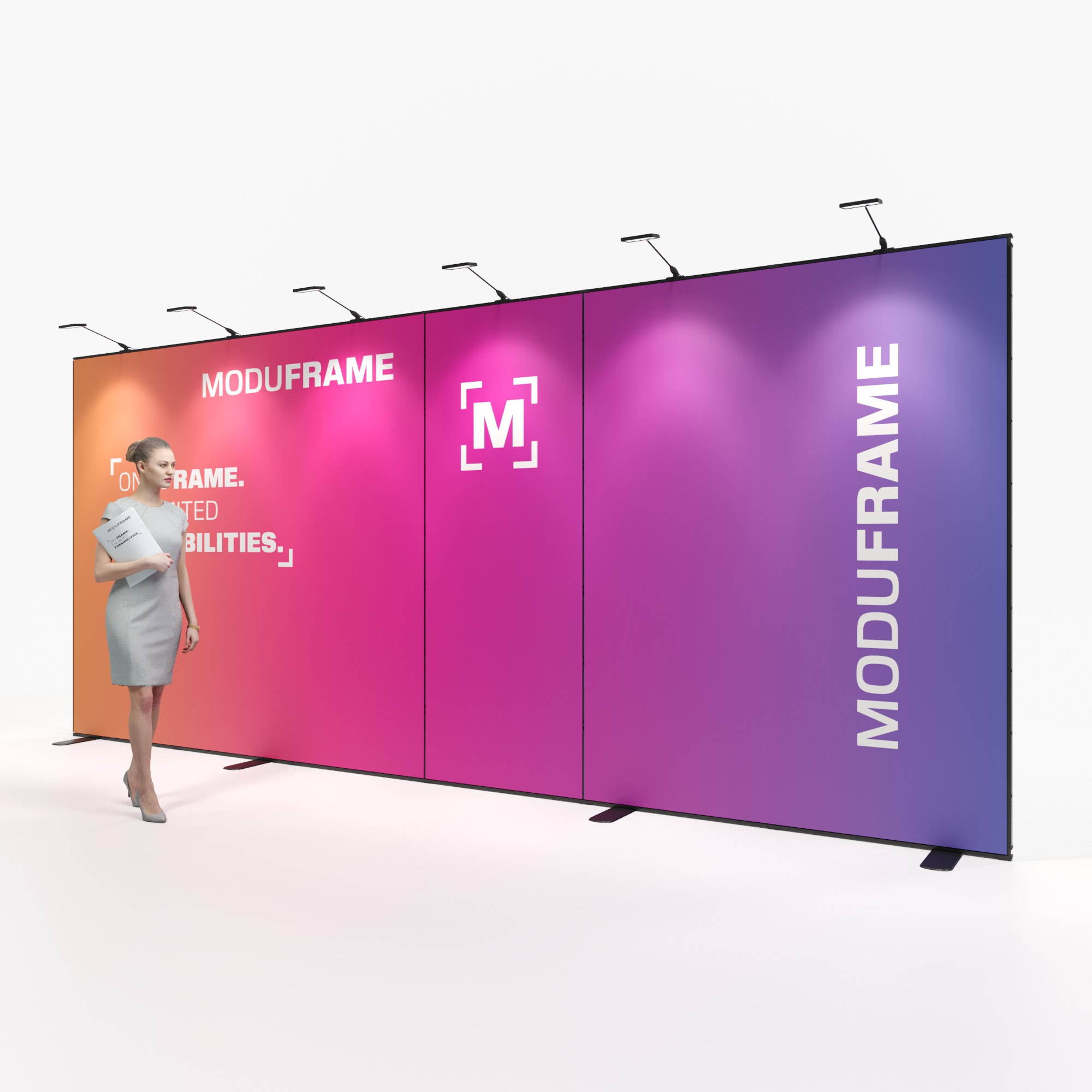 Eine Frau steht in einem modernen, hellen Raum neben einer großen schwarzen, modularen Ausstellungswand mit auffälligen roten, weißen und grauen geometrischen Mustern und einem Text, der für modulare, leichte Rahmenlösungen wirbt.