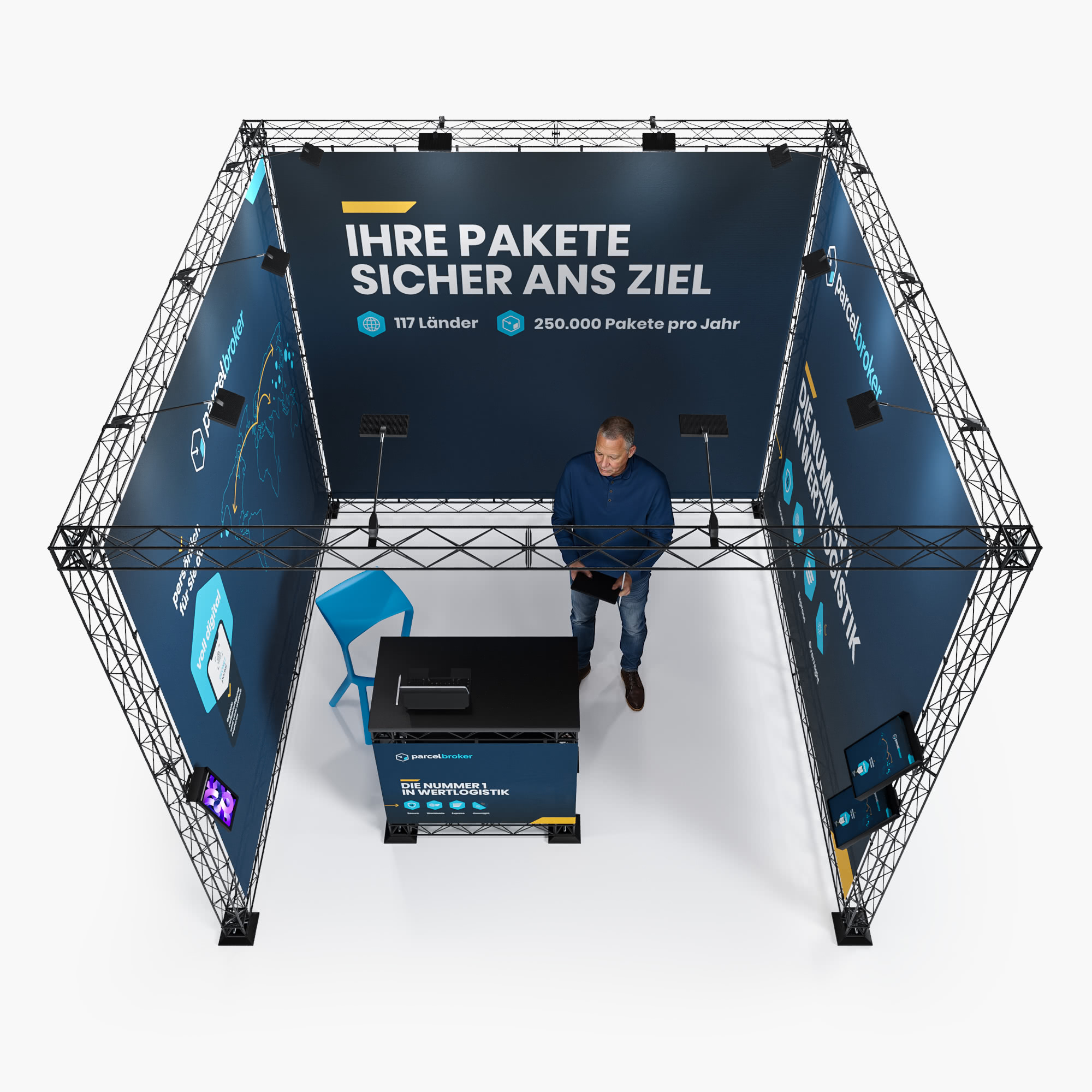 Ein Mann steht an einem Stand mit einem schwarzen Tisch und einem blauen Stuhl, umgeben von blauen Wänden mit der Aufschrift IHRE PAKETE SICHER ANS ZIEL und Versandstatistiken. Der Stand hat eine Metallrahmenstruktur und Oberlichter.