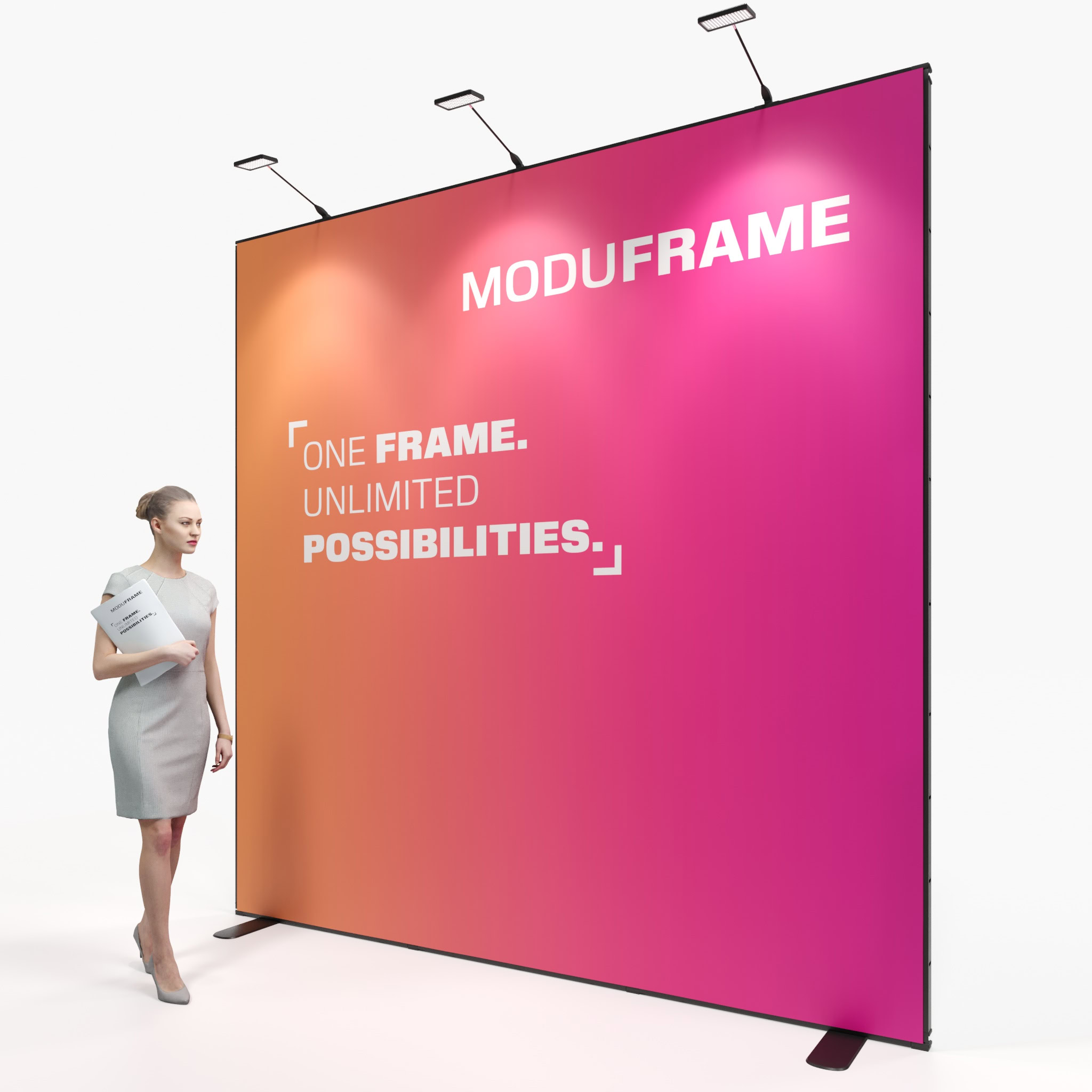 Eine Frau in einem grauen Kleid steht in einem modernen Büro neben einer großen, schwarzen Anzeigetafel mit fetter weißer und roter Schrift: MODUFRAME. EIN RAHMEN. UNBEGRENZTE MÖGLICHKEITEN. Der Raum ist hell mit großen Fenstern.