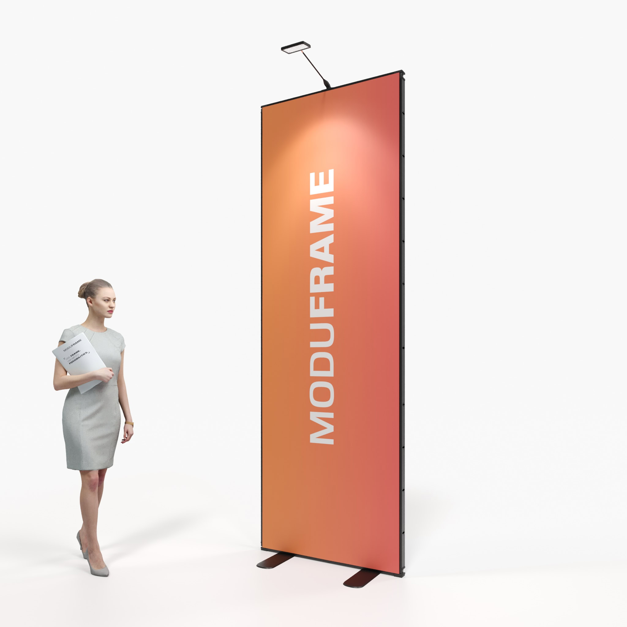 Eine Frau in einem grauen Kleid, die Dokumente in der Hand hält, steht in einem modernen, geräumigen Raum mit großen Fenstern und blickt auf ein hohes, schwarzes, vertikales Display, auf dem das Wort MODUFRAME steht.