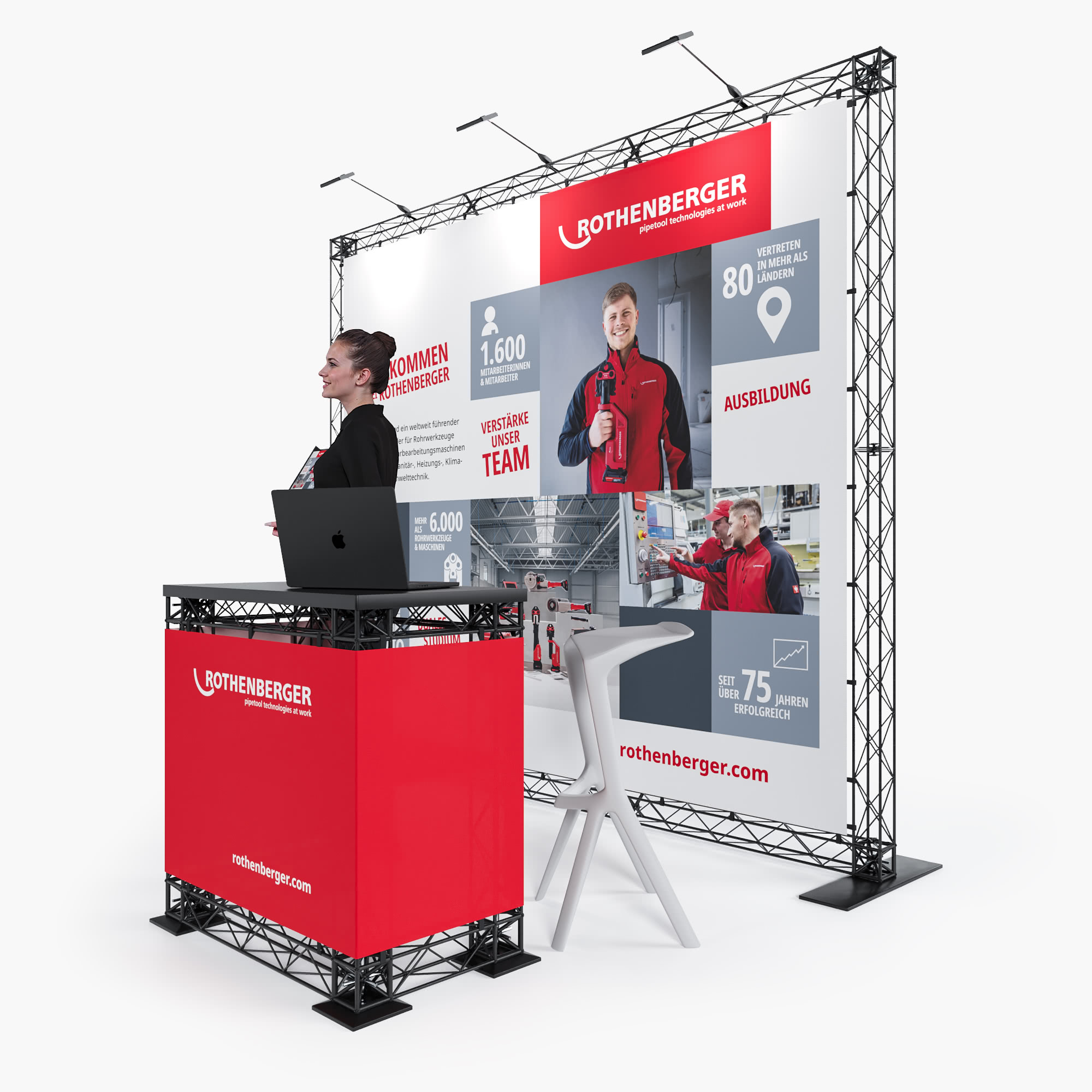 Eine Frau steht an einem roten Messestand der Firma Rothenberger mit einem Laptop vor einem großen Display mit Unternehmensinformationen, Fotos von Mitarbeitern und Markenzeichen. Ein kleiner Tisch mit Broschüren steht neben dem Stand.