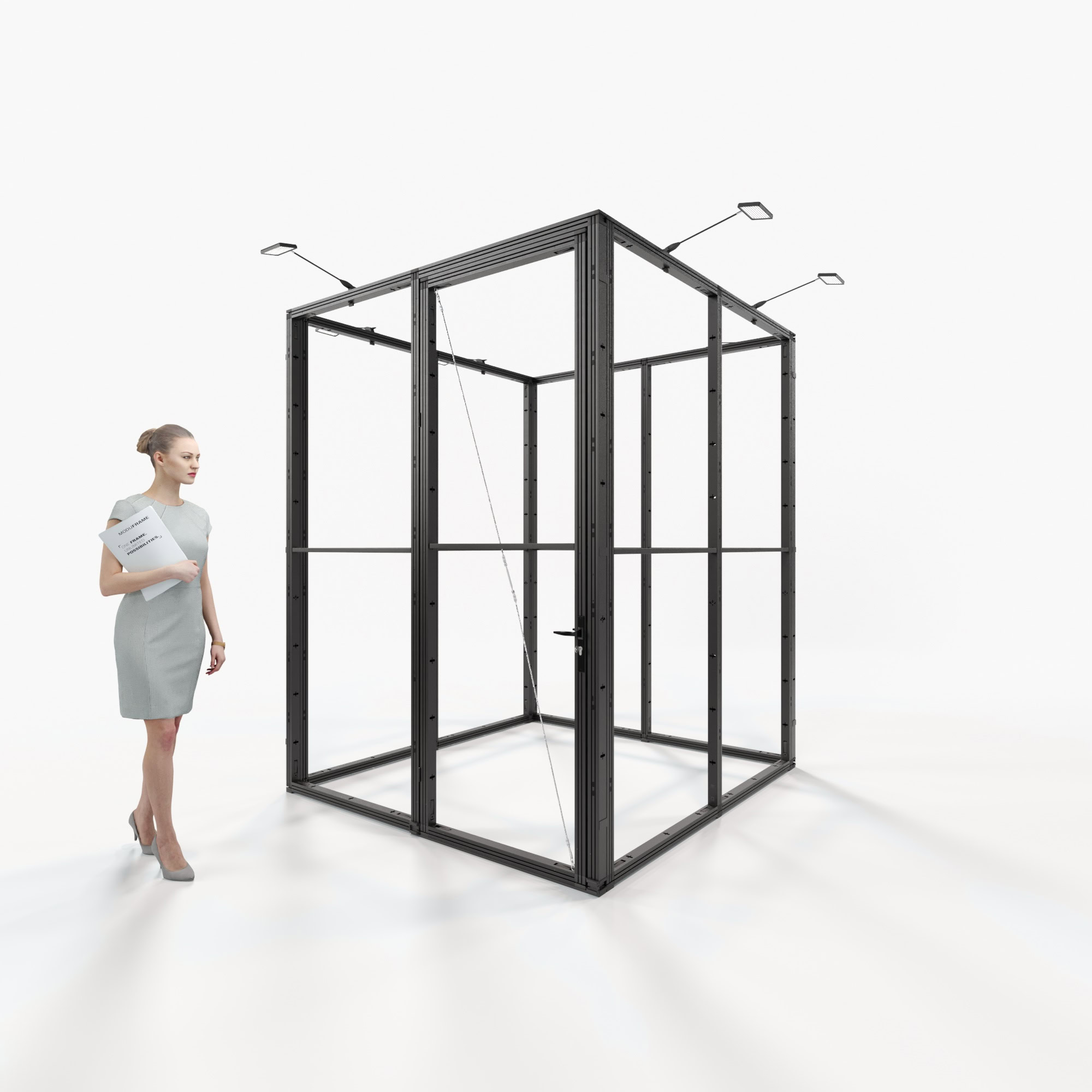 Eine Frau in Geschäftskleidung steht in einem modernen, hellen Galerieraum neben einem großen, leeren schwarzen Metallwürfel.