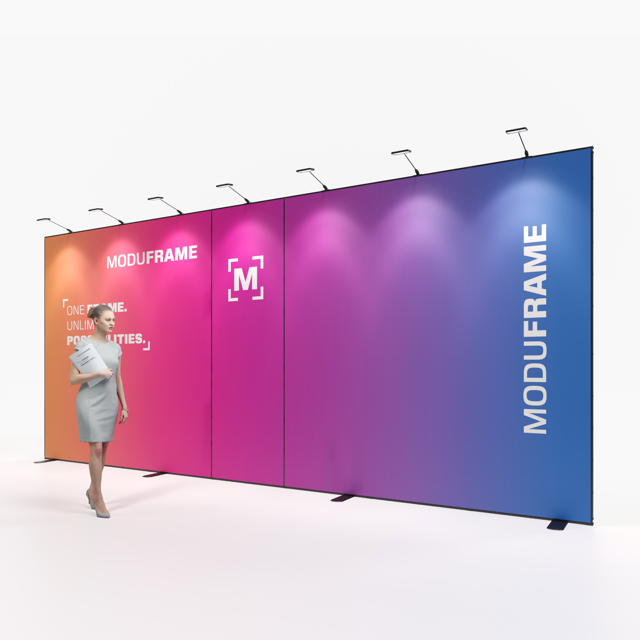 Eine Frau steht in einer hellen, geräumigen Büroumgebung vor einer eleganten, modernen schwarzen, modularen Ausstellungswand mit geometrischen Mustern und einem Text, der MODUFRAME als modular, leicht und intelligent bewirbt.