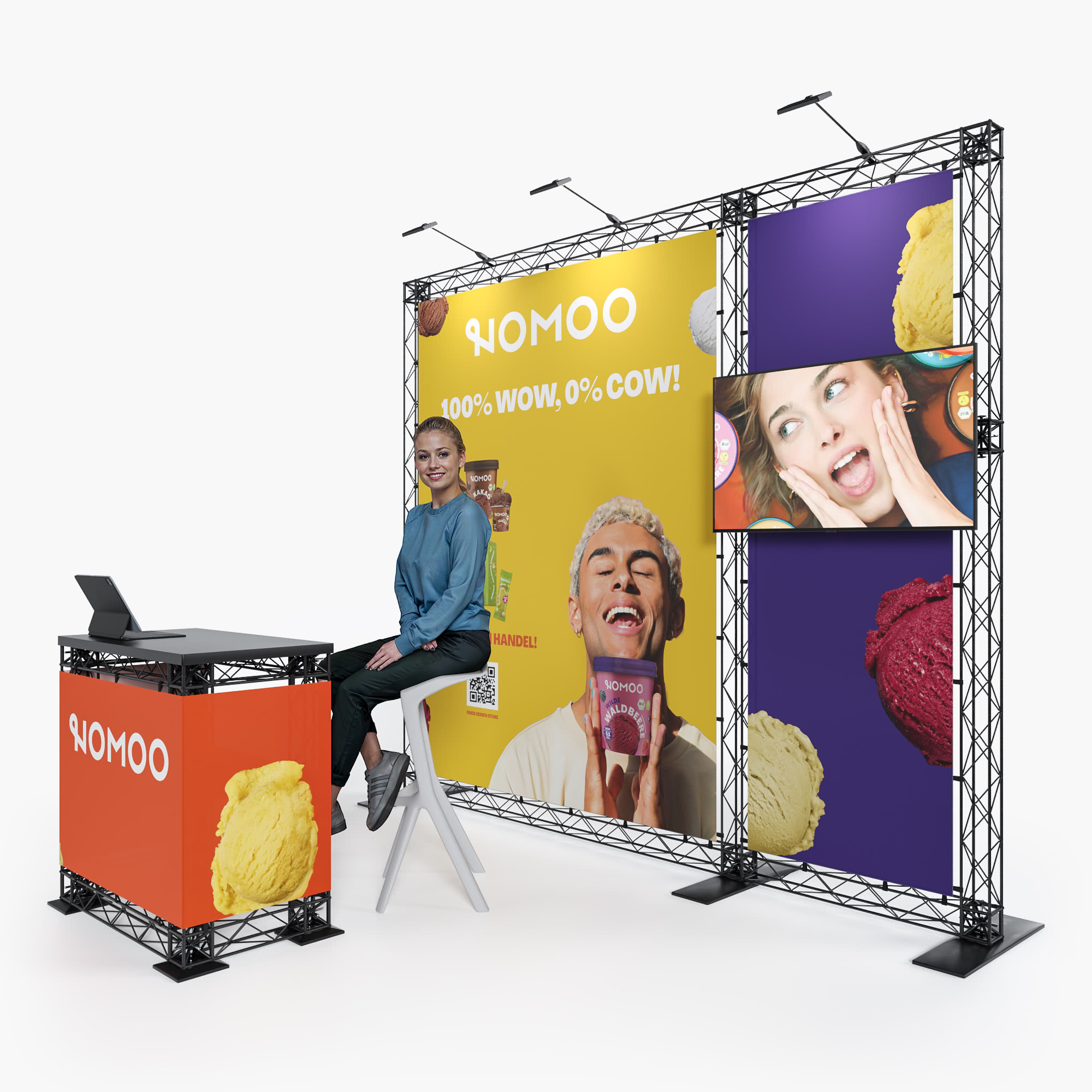 Eine Frau sitzt auf einem Hocker an einem modernen Messestand mit DATABAU-Branding. Große Bildschirme und Poster zeigen Ingenieure, die mit digitalen Karten arbeiten. Der Stand ist in den Farben Schwarz, Weiß und Blau gehalten.