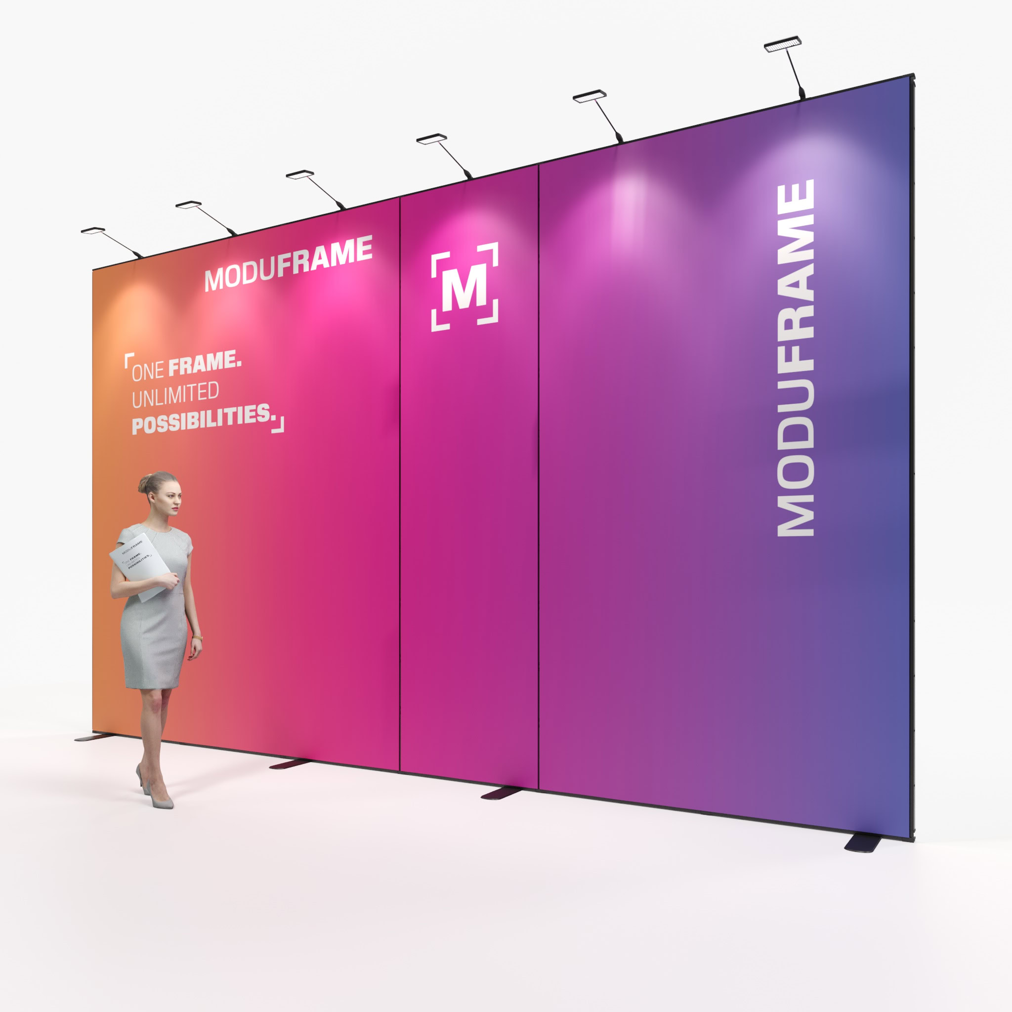 Eine Frau in einem grauen Kleid steht in einem modernen, hellen Raum und blickt auf eine hohe, schwarze, modulare Ausstellungswand mit auffälligen weißen und roten geometrischen Mustern und einem Text, der die modularen, leichtgewichtigen hervorhebt.