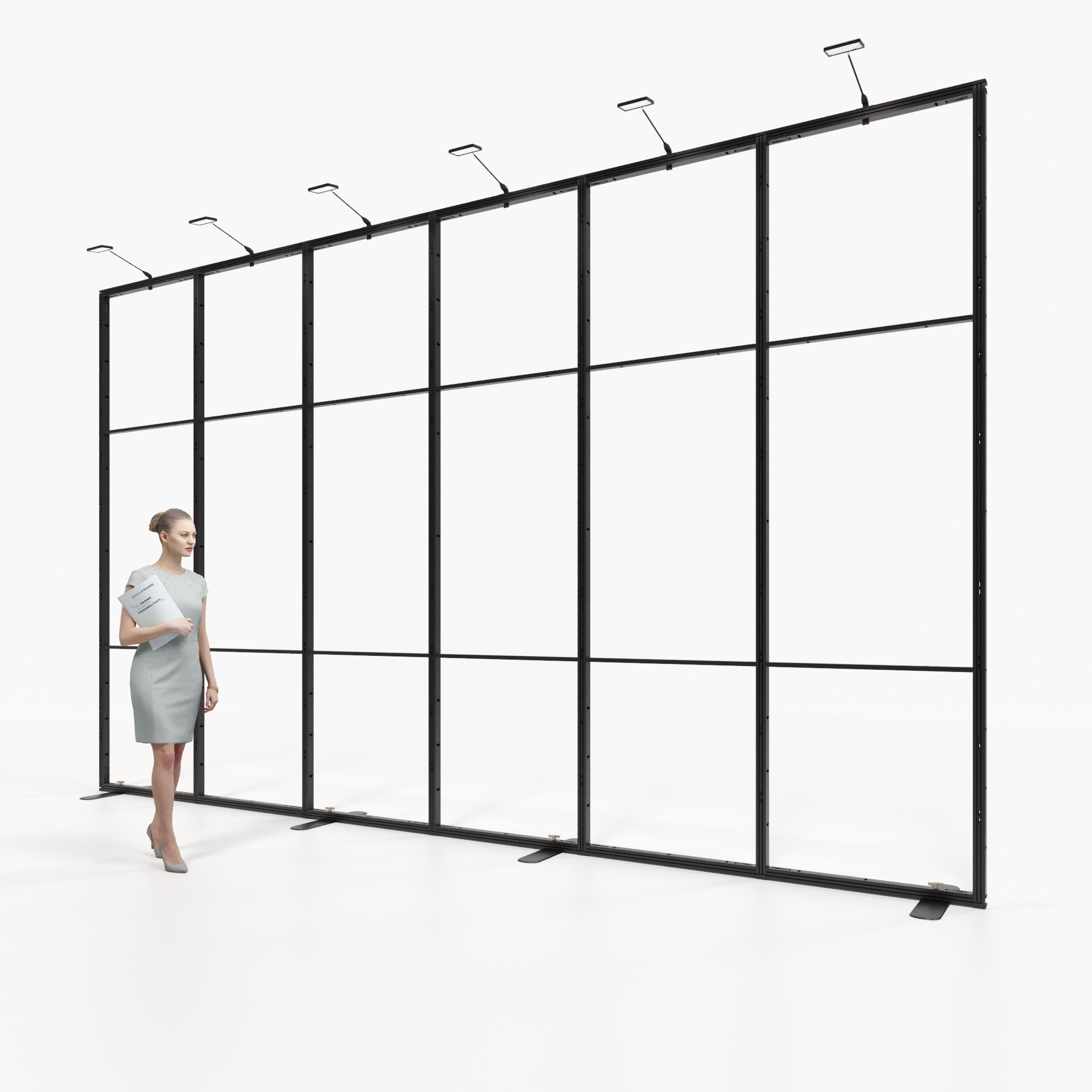Eine Frau steht in einem modernen, geräumigen Raum mit großen Fenstern und blickt auf eine hohe, minimalistische Metallrahmenkonstruktion. Helle Deckenleuchten und Spiegelungen von den städtischen Gebäuden draußen sind sichtbar.