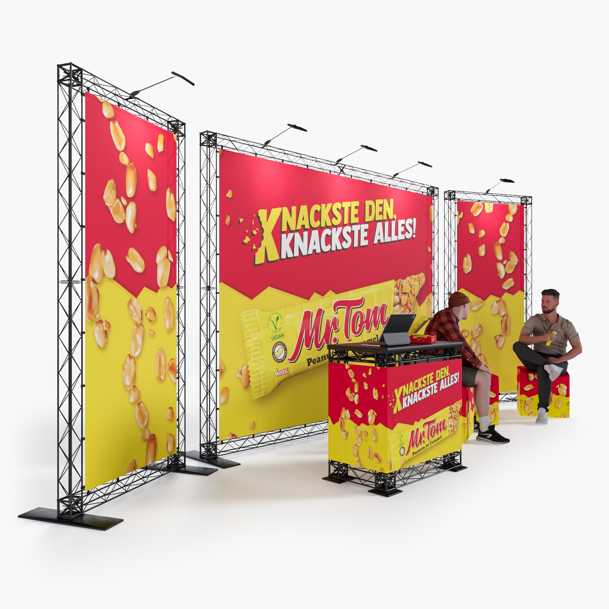 Ein farbenfroher Messestand für Mr. Tom Erdnussriegel zeigt große Banner mit Erdnüssen, zwei sitzende Männer und eine Markentheke, alles in Rot und Gelb mit dem deutschen Text "Knackste den, knackste alles!".