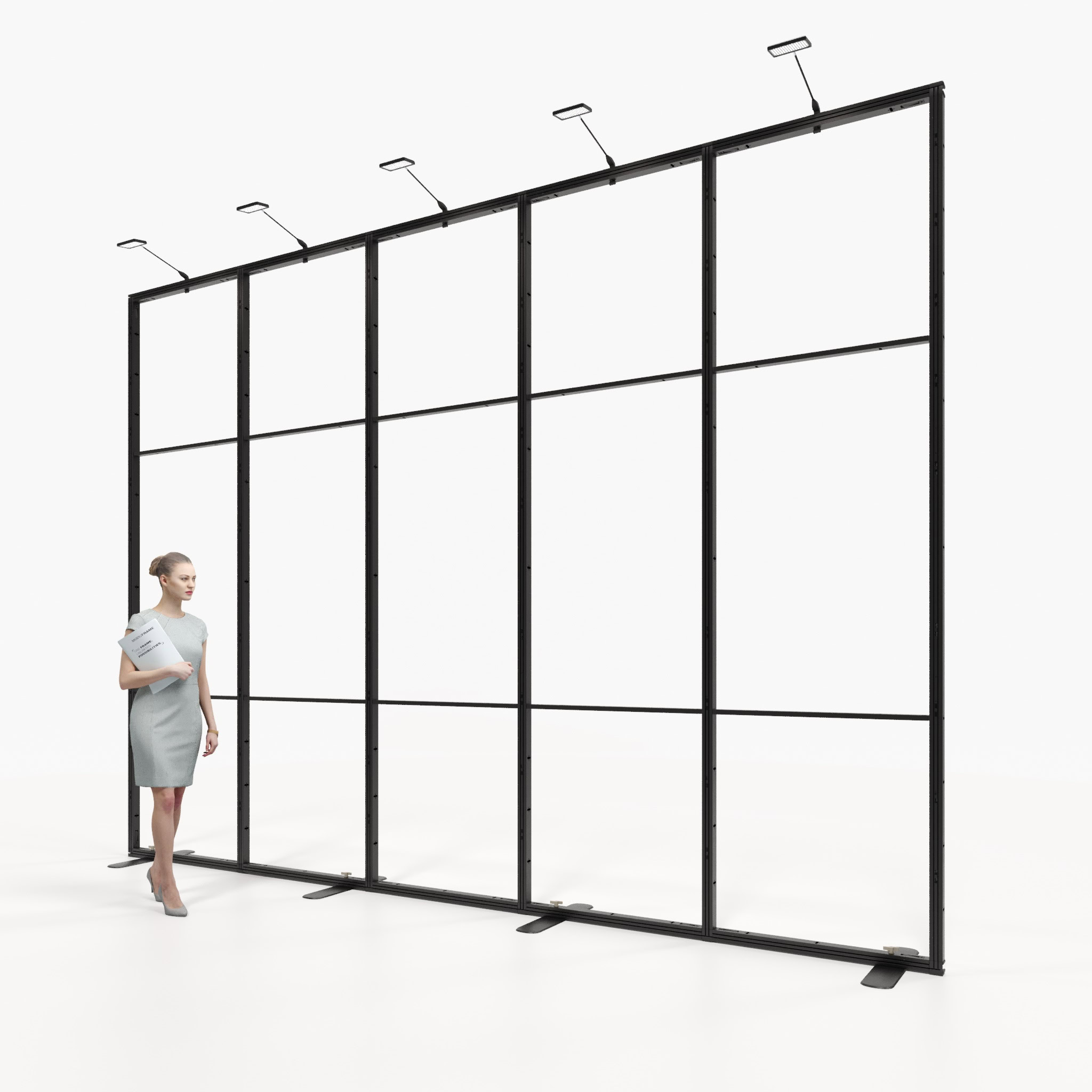 Eine Frau steht in einem modernen, geräumigen Raum mit großen Fenstern und blickt auf einen hohen, schwarzen Metallrahmen mit transparenten Paneelen. Der Raum hat weiße Böden und moderne Deckenleuchten.
