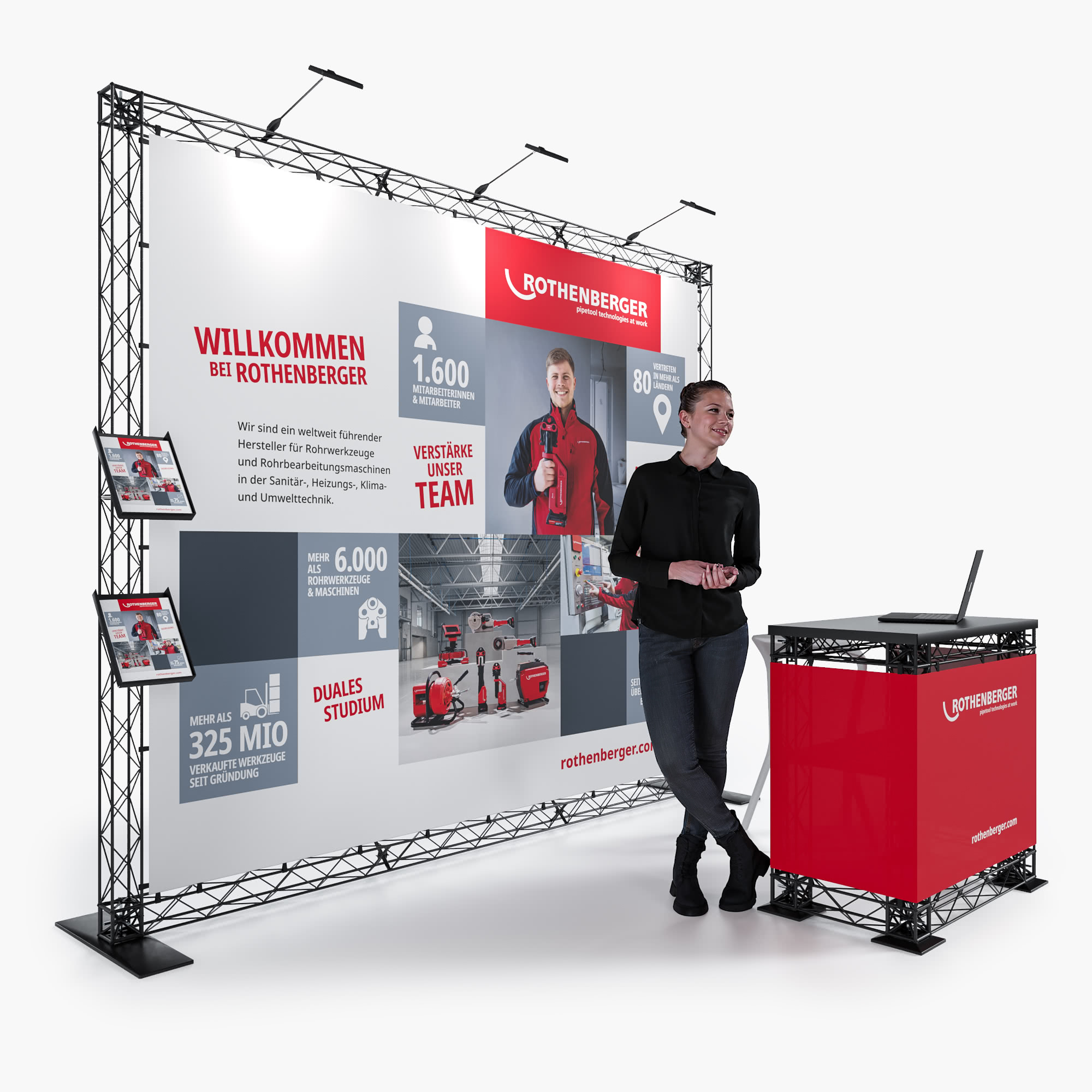 Eine Frau steht an einem Messestand von ROTHENBERGER, mit einem gebrandeten Tresen und einem großen Display mit Unternehmensinformationen, Bildern von Mitarbeitern und Statistiken über das Unternehmen.