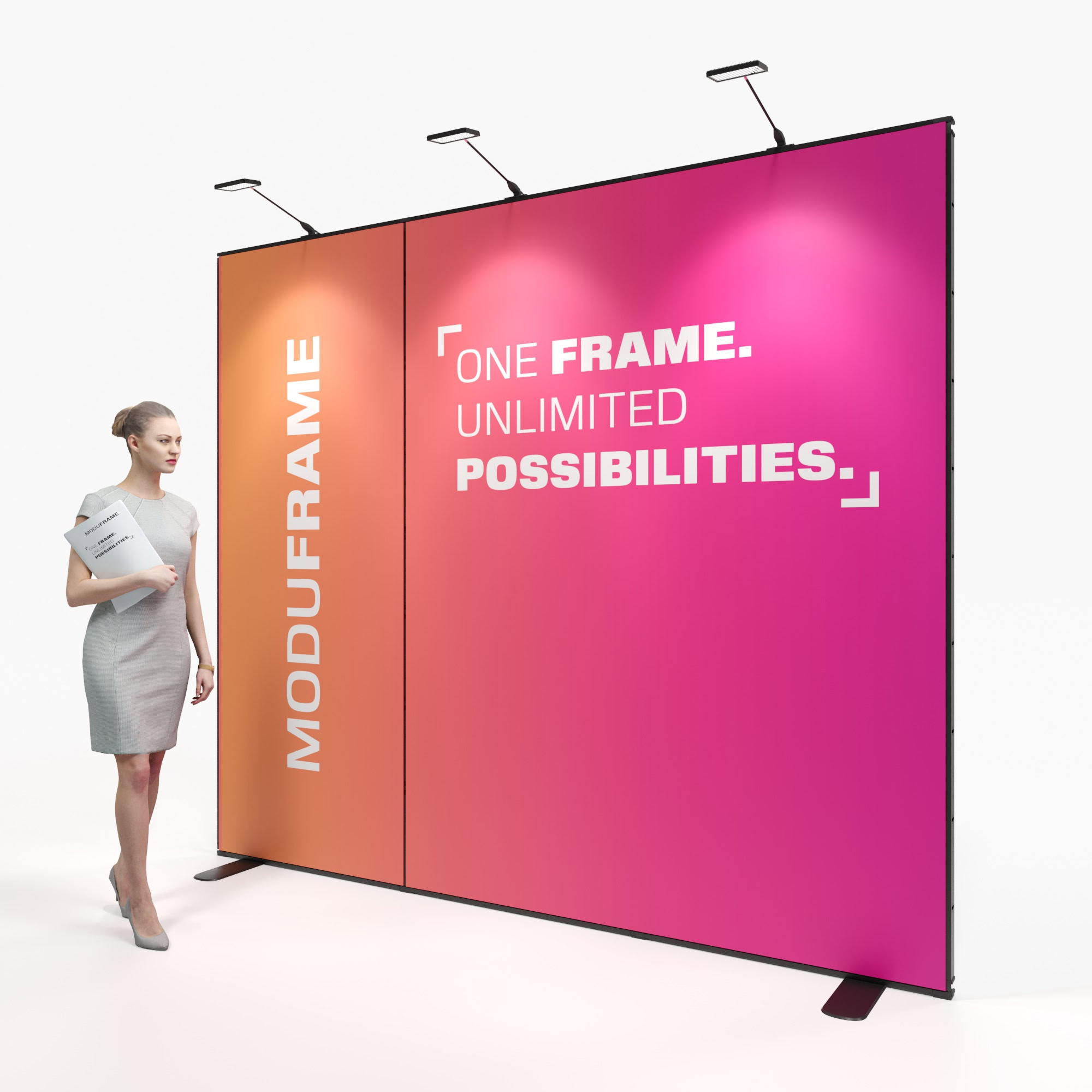 Eine Frau in einem grauen Kleid steht in einem modernen Raum mit Glaswänden und blickt auf ein großes schwarzes Display mit der Aufschrift MODUFRAME. EIN RAHMEN. UNBEGRENZTE MÖGLICHKEITEN. mit roten und weißen geometrischen Akzenten.
