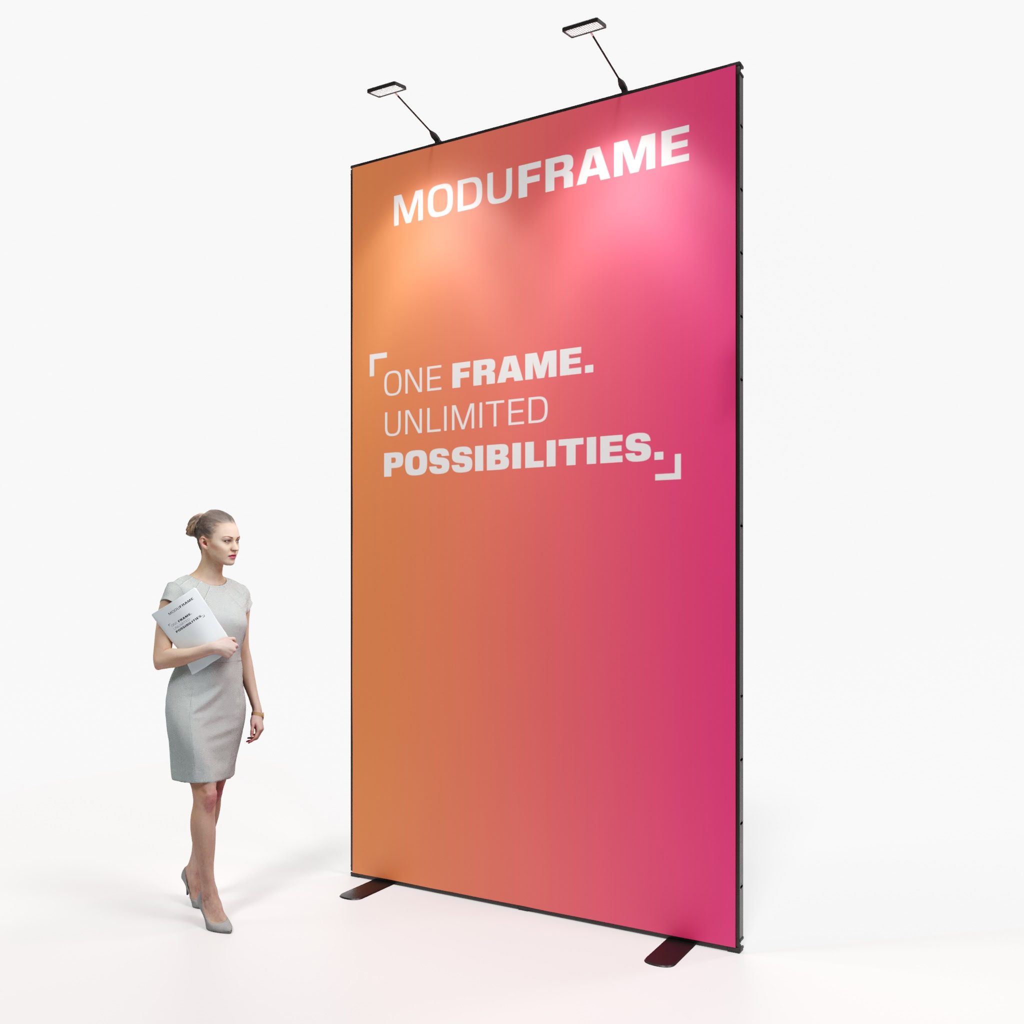 Eine Frau steht in einem modernen, hellen Büroraum und blickt auf ein großes schwarzes Schild mit der Aufschrift MODUFRAME. EIN RAHMEN. UNBEGRENZTE MÖGLICHKEITEN, mit zusätzlichen Produktinformationen darunter. Große Fenster säumen den Hintergrund.