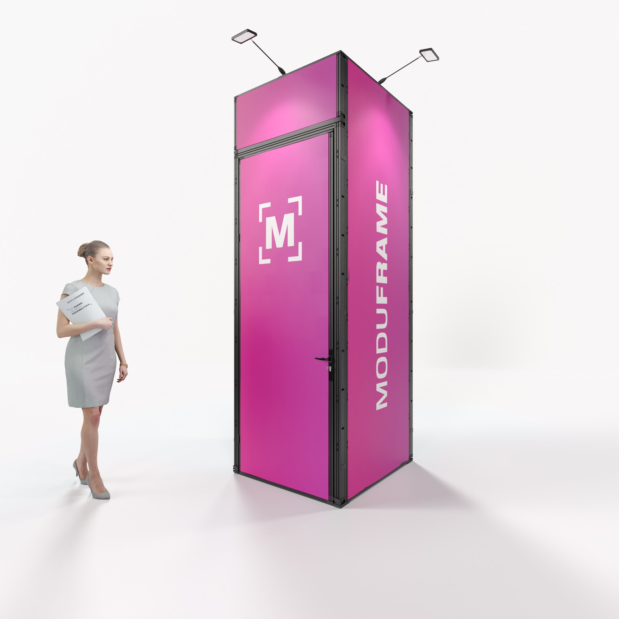 Eine Frau in einem grauen Kleid hält Papiere in der Hand und steht in einem modernen, geräumigen Raum neben einem hohen schwarzen Schrank mit der Aufschrift MODUFRAME und geometrischen Akzenten.