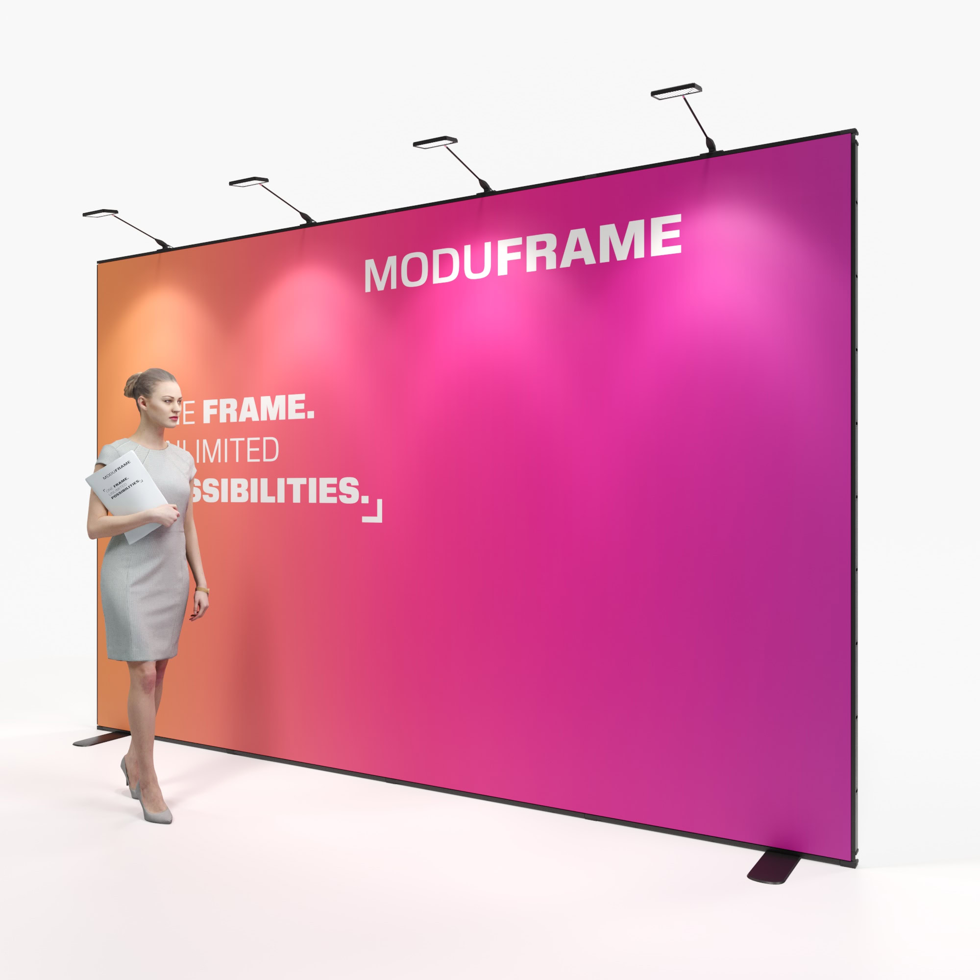 Eine Frau in einem grauen Kleid steht in einem modernen, hellen Raum neben einem großen schwarzen Display mit weißen und roten geometrischen Mustern und Text: "MODUFRAME. EIN RAHMEN. UNBEGRENZTE MÖGLICHKEITEN.".