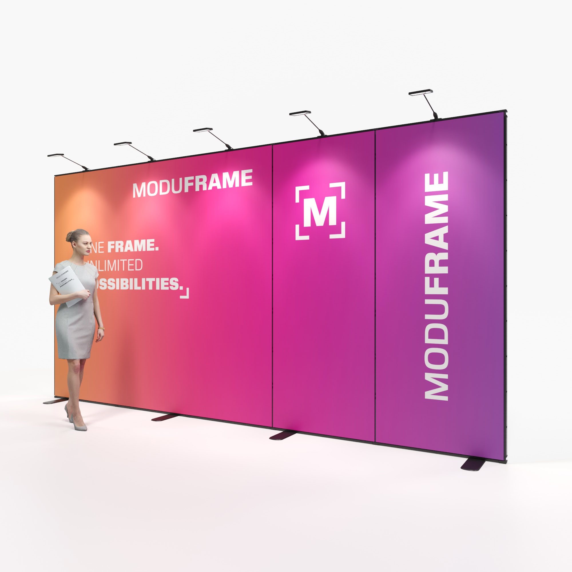 Eine Frau in Geschäftskleidung steht in einem modernen, geräumigen Büro in der Nähe einer großen modularen Ausstellungswand mit auffälligen schwarzen, weißen und roten Grafiken und der Aufschrift "Moduframe. Ein Rahmen. Unbegrenzte Möglichkeiten.".