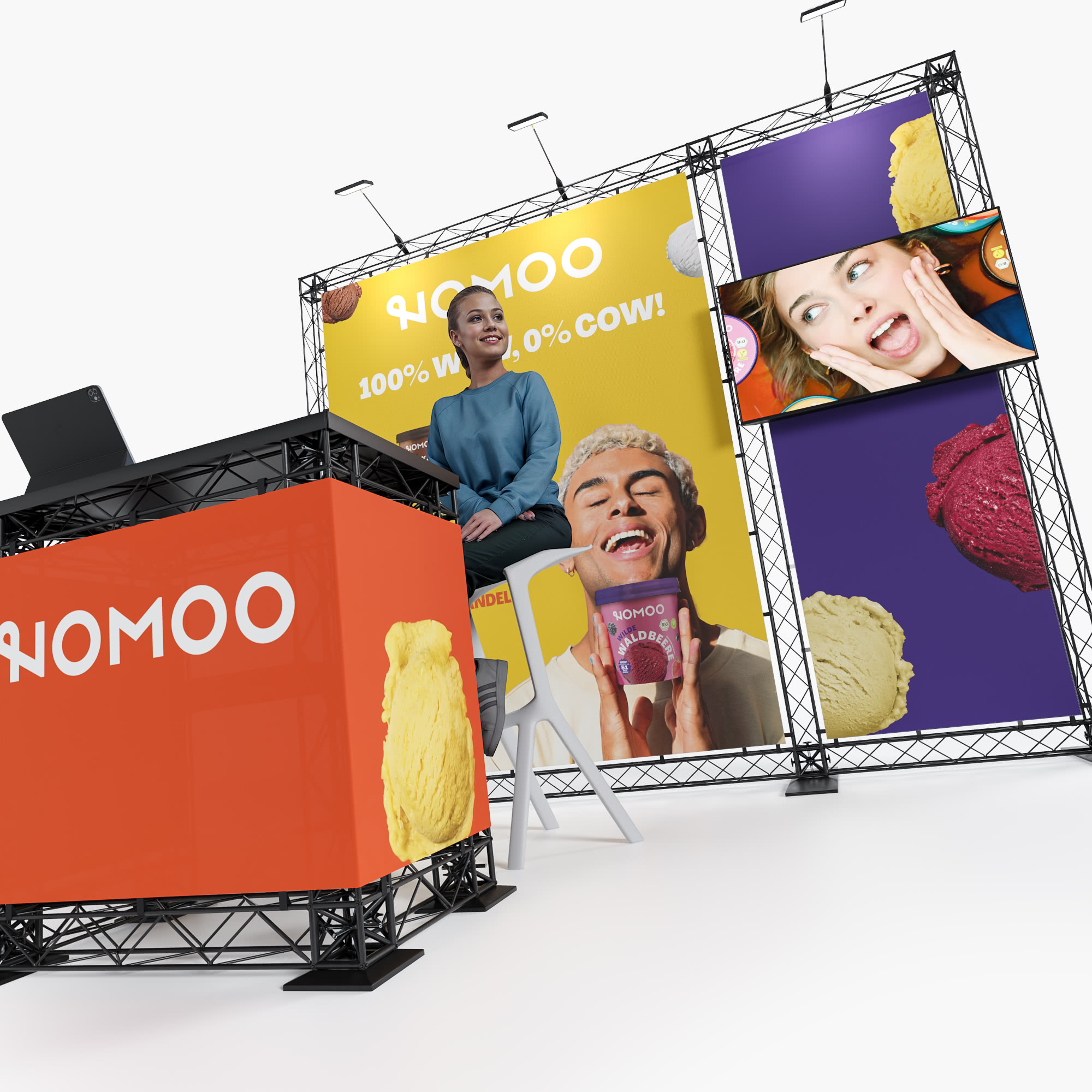 Ein Messestand für DATABAU mit einer auf einem Hocker sitzenden Frau, digitalen Bildschirmen, die Ingenieure bei der Arbeit zeigen, und Bannern mit dem Slogan "Netzausbau beginnt am Schreibtisch". Der Stand hat ein modernes, schwarzes Design.