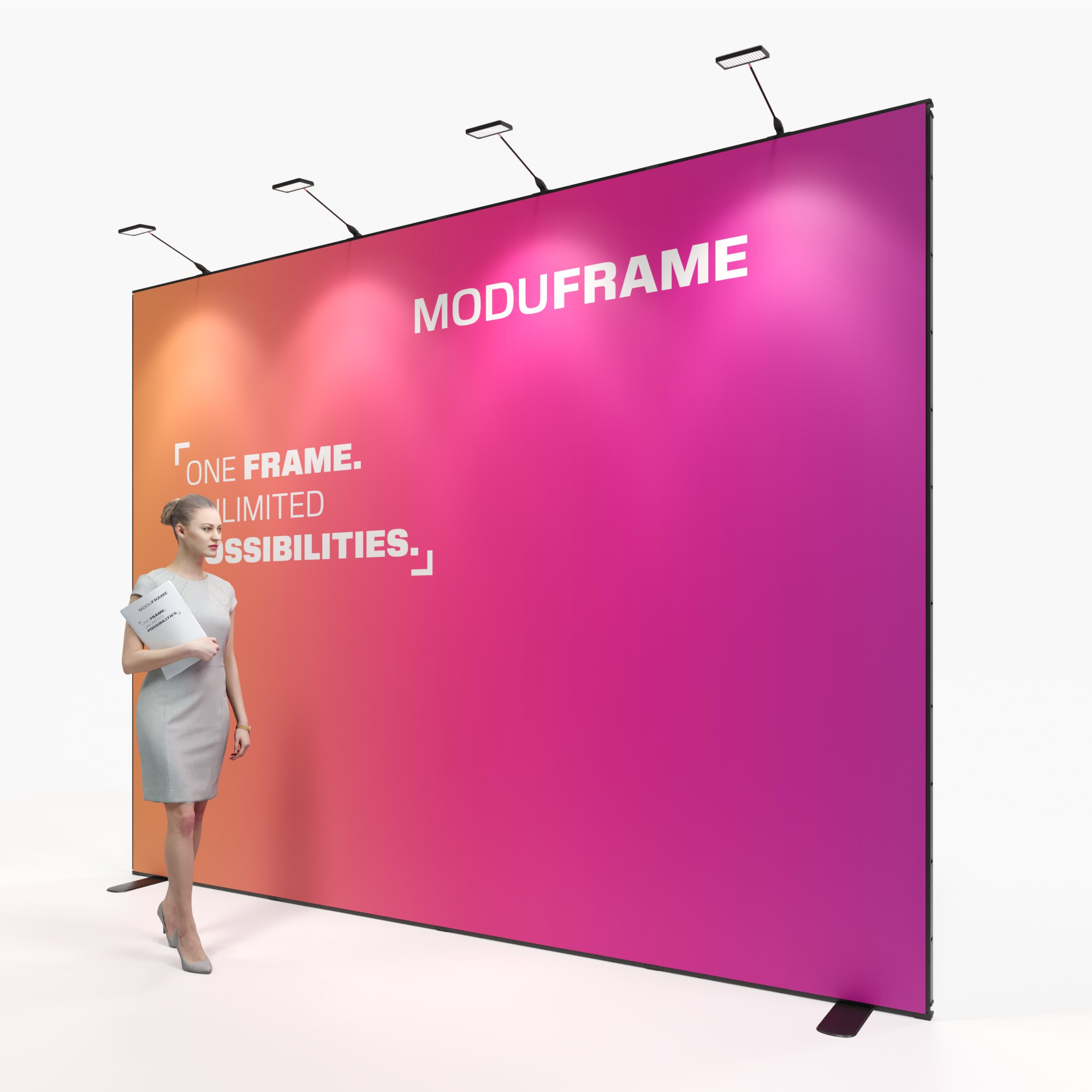 Eine Frau in einem grauen Kleid steht in einem modernen, hellen Raum und blickt auf eine große schwarze Schautafel mit weißen und roten geometrischen Mustern und der fetten Aufschrift MODUFRAME. EIN RAHMEN. UNBEGRENZTE MÖGLICHKEITEN.