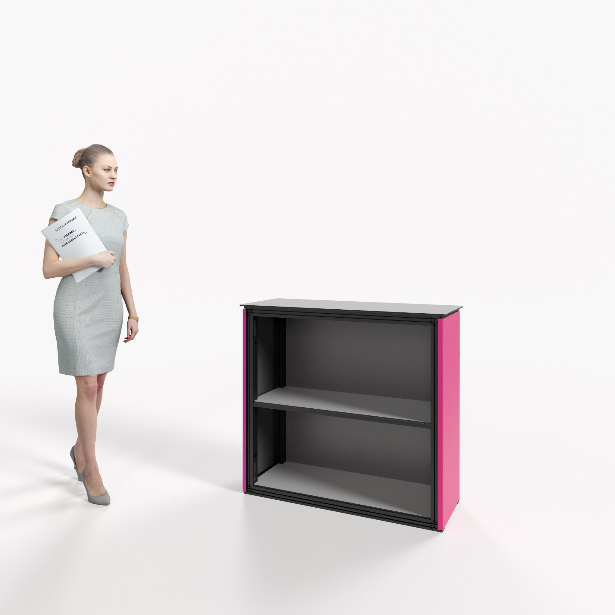Eine Frau in einem grauen Kleid und mit einem Ordner in der Hand steht in einem modernen, geräumigen Büro mit großen Fenstern neben einem kleinen, leeren Schrank mit offenen Regalen und roten Seitenwänden.