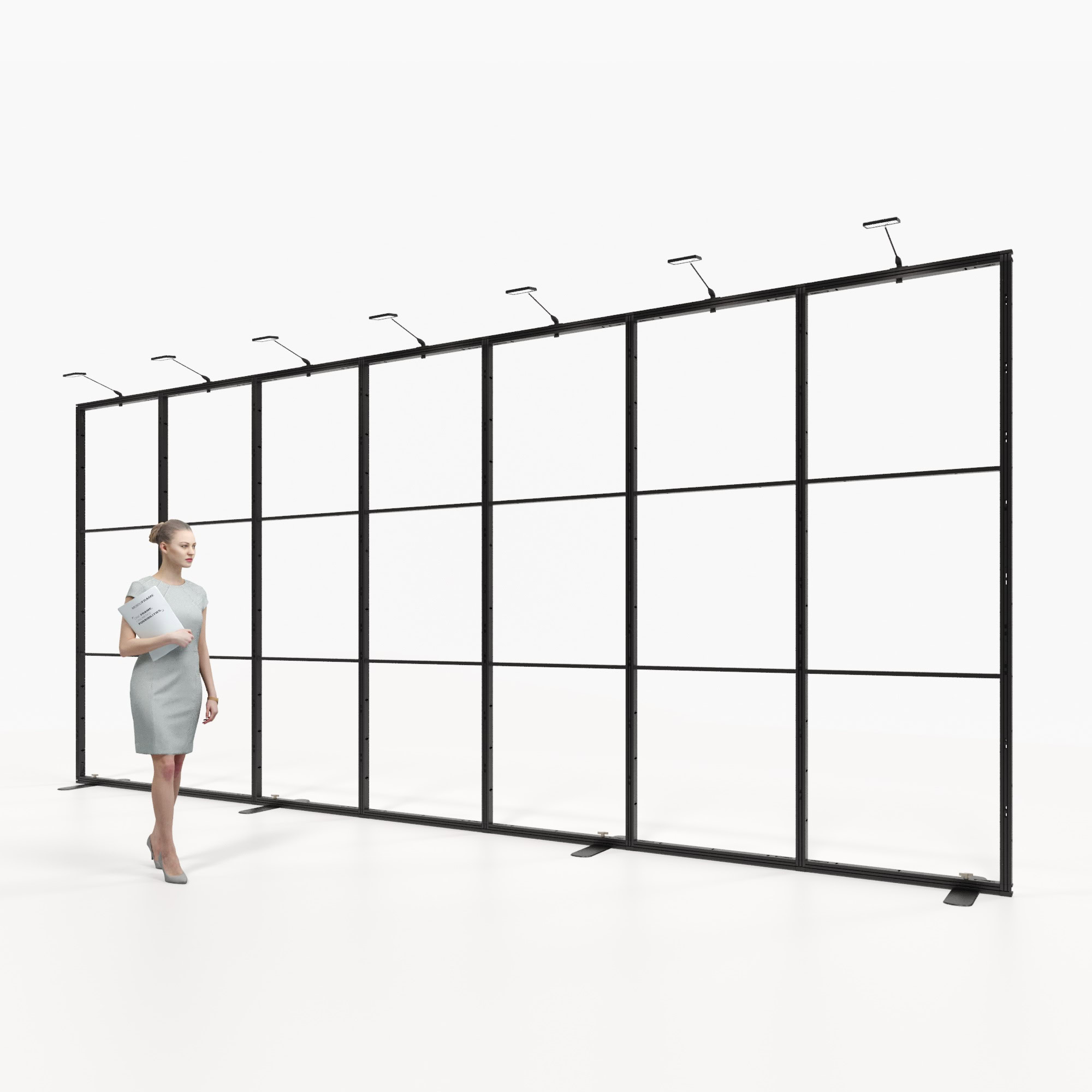 Eine Frau in Geschäftskleidung steht in einem modernen, geräumigen Büro mit großen, raumhohen Fenstern und einer transparenten Glaswand. Durch die Fenster sind städtische Gebäude zu sehen.