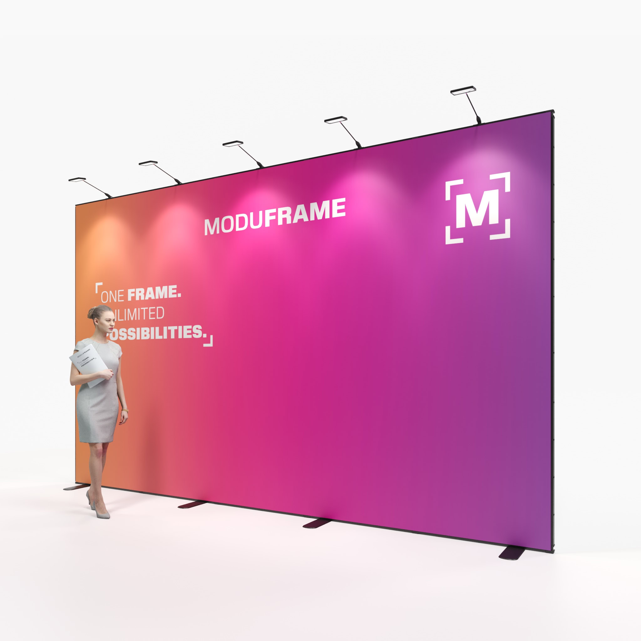 Eine Frau in Geschäftskleidung steht in einem modernen, geräumigen Raum und blickt auf ein großes schwarzes Display mit der fettgedruckten Aufschrift MODUFRAME. EIN RAHMEN. UNBEGRENZTE MÖGLICHKEITEN. und geometrischen roten, weißen und schwarzen Akzenten.