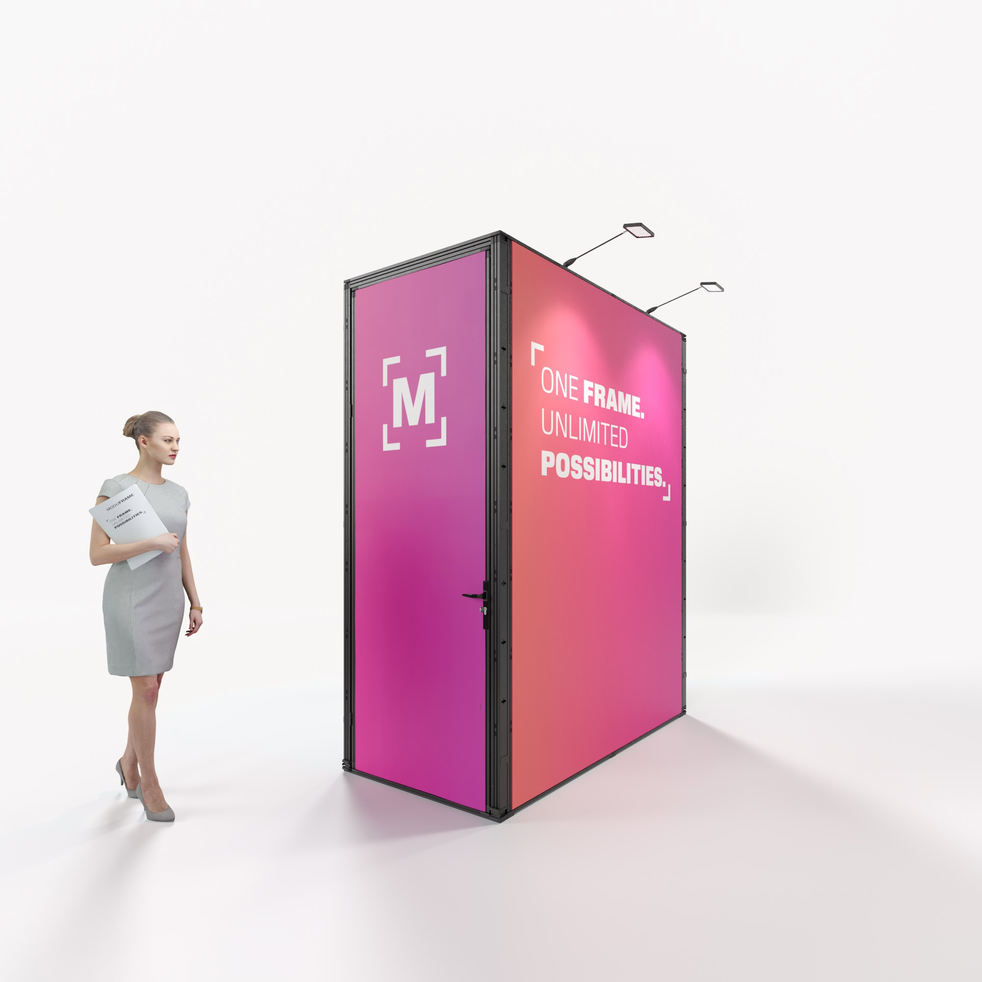 Eine Frau in einem grauen Kleid steht in einem modernen, hellen Raum, hält Dokumente in der Hand und blickt auf ein großes schwarzes modulares Display mit der Aufschrift "MODUFRAME. EIN RAHMEN. UNBEGRENZTE MÖGLICHKEITEN." in Weiß und Rot.