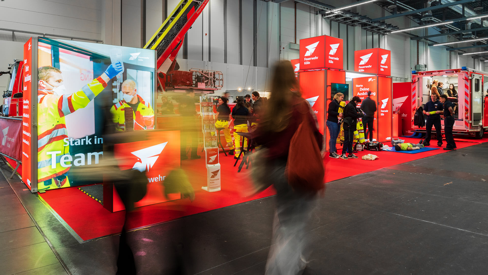Nachhaltiges und zukunftsfähiges LED-Messekonzept für die Feuerwehr Köln auf der Berufe live 2025