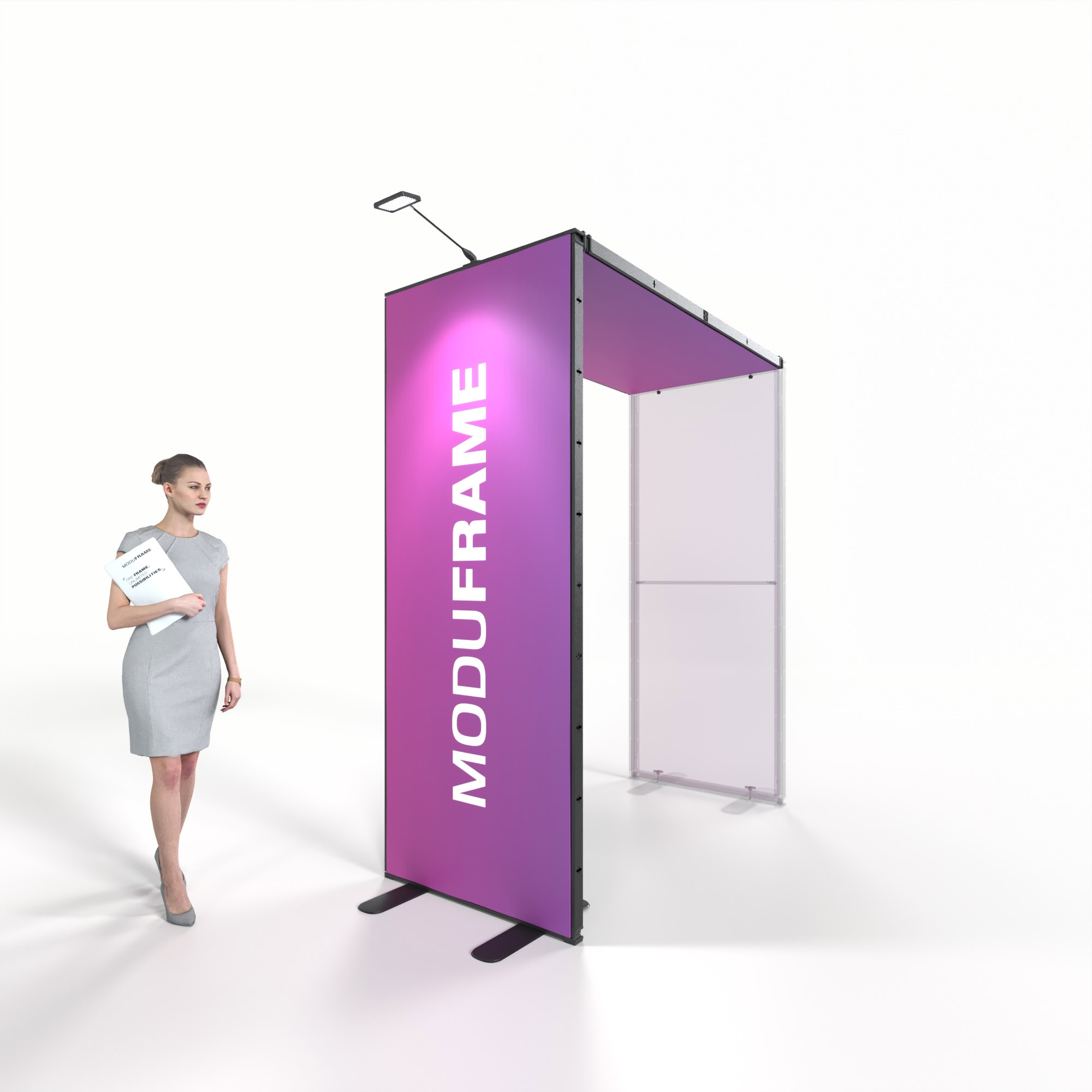 Eine Frau in einem grauen Kleid und hochhackigen Schuhen steht vor einem hohen, modernen schwarzen Kiosk mit roten Akzenten in einem geräumigen, gut beleuchteten Büro oder einer Galerie mit großen Fenstern.