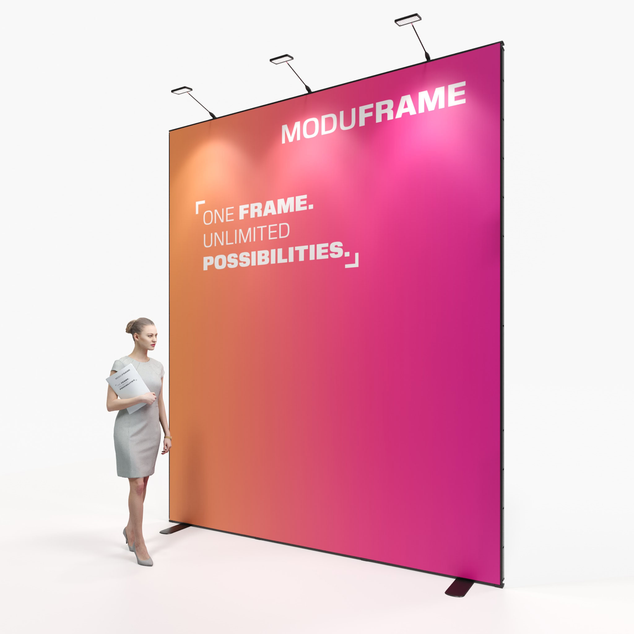 Eine Frau, die Papiere in der Hand hält, steht in einer modernen, hellen Lobby und blickt auf eine große schwarze Anzeigetafel mit fetter weißer und roter Schrift, die für MODUFRAME wirbt: Ein Rahmen. Unbegrenzte Möglichkeiten.