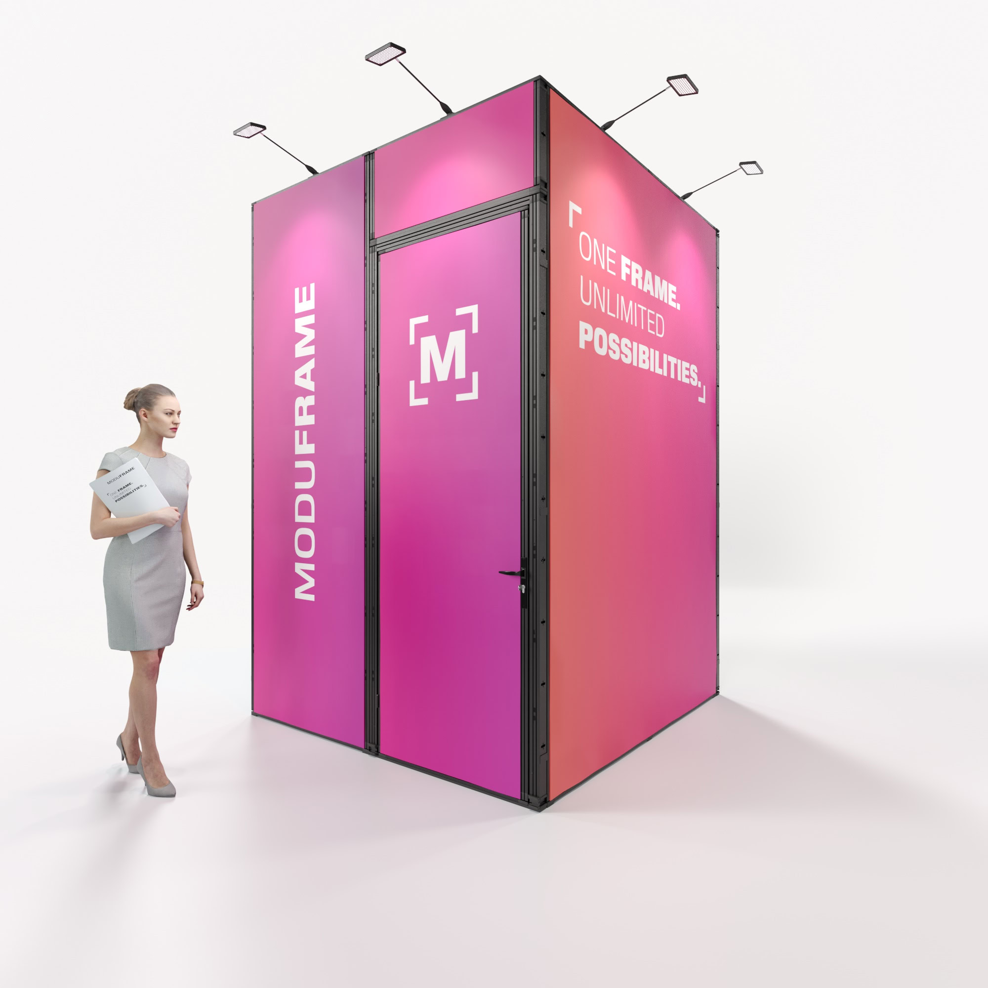 Eine Frau in einem grauen Kleid steht in einem modernen, offenen Büroraum neben einer großen schwarzen modularen Struktur mit der Aufschrift Moduframe: One Frame, Unlimited Possibilities".