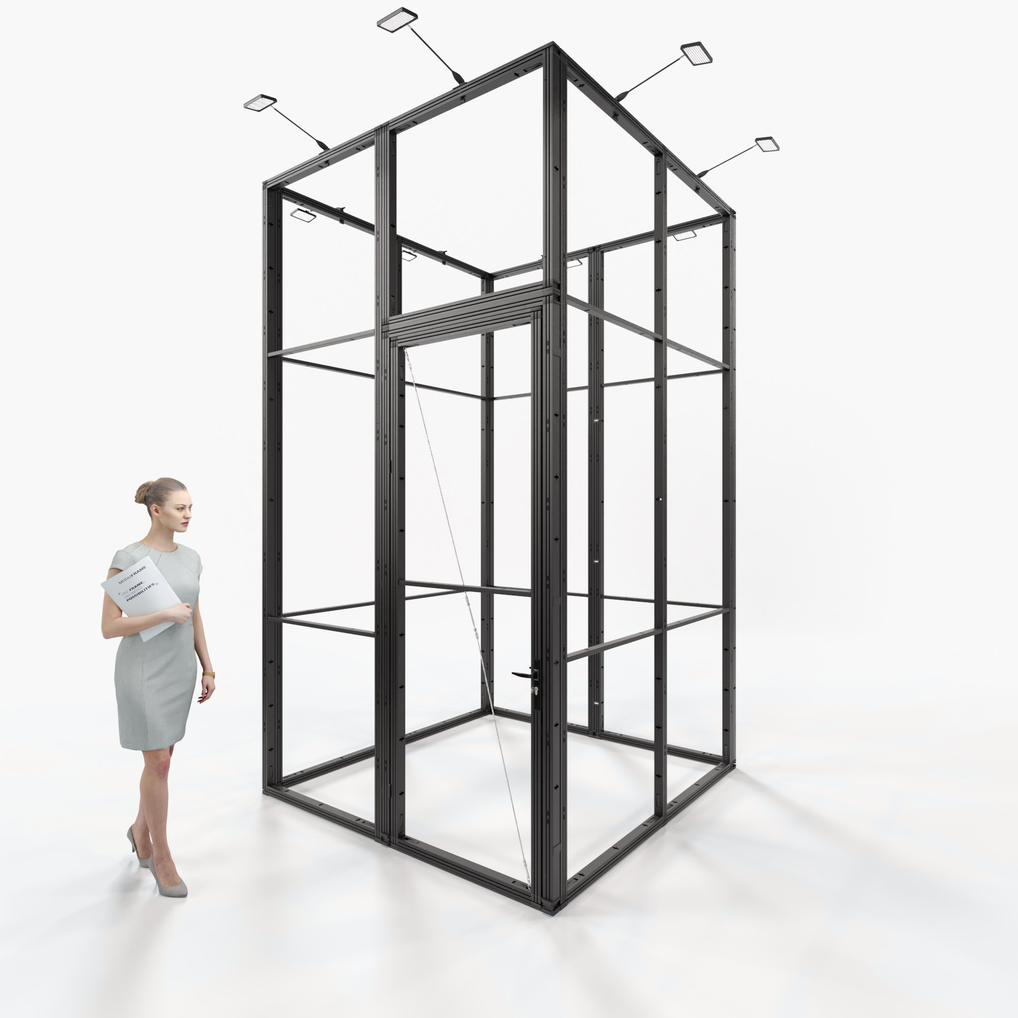 Eine Frau in Geschäftskleidung steht in einem modernen, weißen Galerieraum und blickt auf einen großen, schwarzen, offenen Kubus aus Metallträgern und transparenten Paneelen. Große Fenster säumen die Wände und lassen natürliches Licht herein.