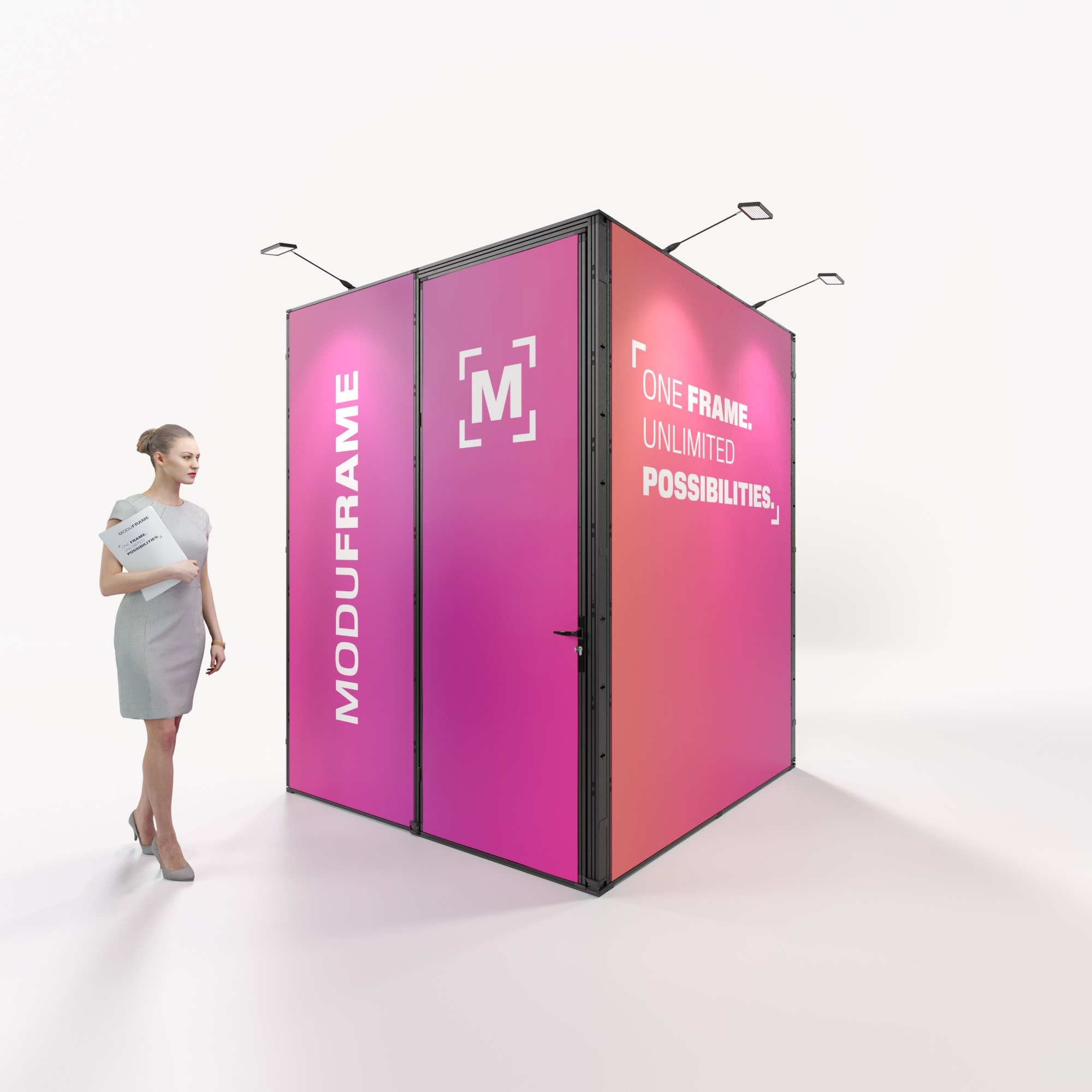Eine Frau in Berufskleidung steht in einem modernen, hellen Büroraum neben einem großen schwarzen Bildschirm mit dem Text: Moduframe. Ein Rahmen. Unbegrenzte Möglichkeiten. und andere Details in weiß und rot gedruckt.