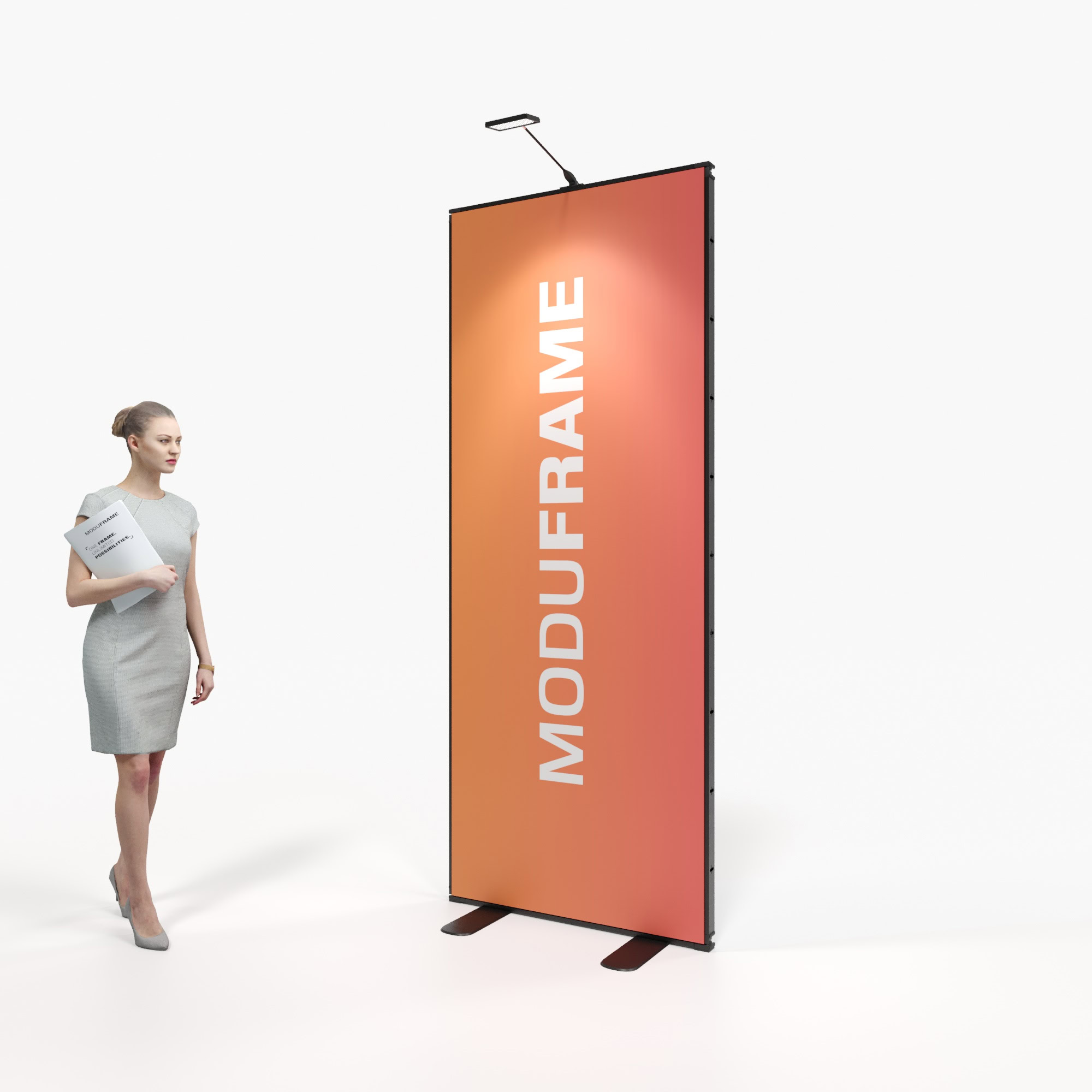 Eine Frau in einem grauen Kleid, die Dokumente in der Hand hält, steht in einem modernen, hellen Ausstellungsraum neben einem hohen, schwarzen Schild mit der Aufschrift MODUFRAME in weißen Buchstaben.